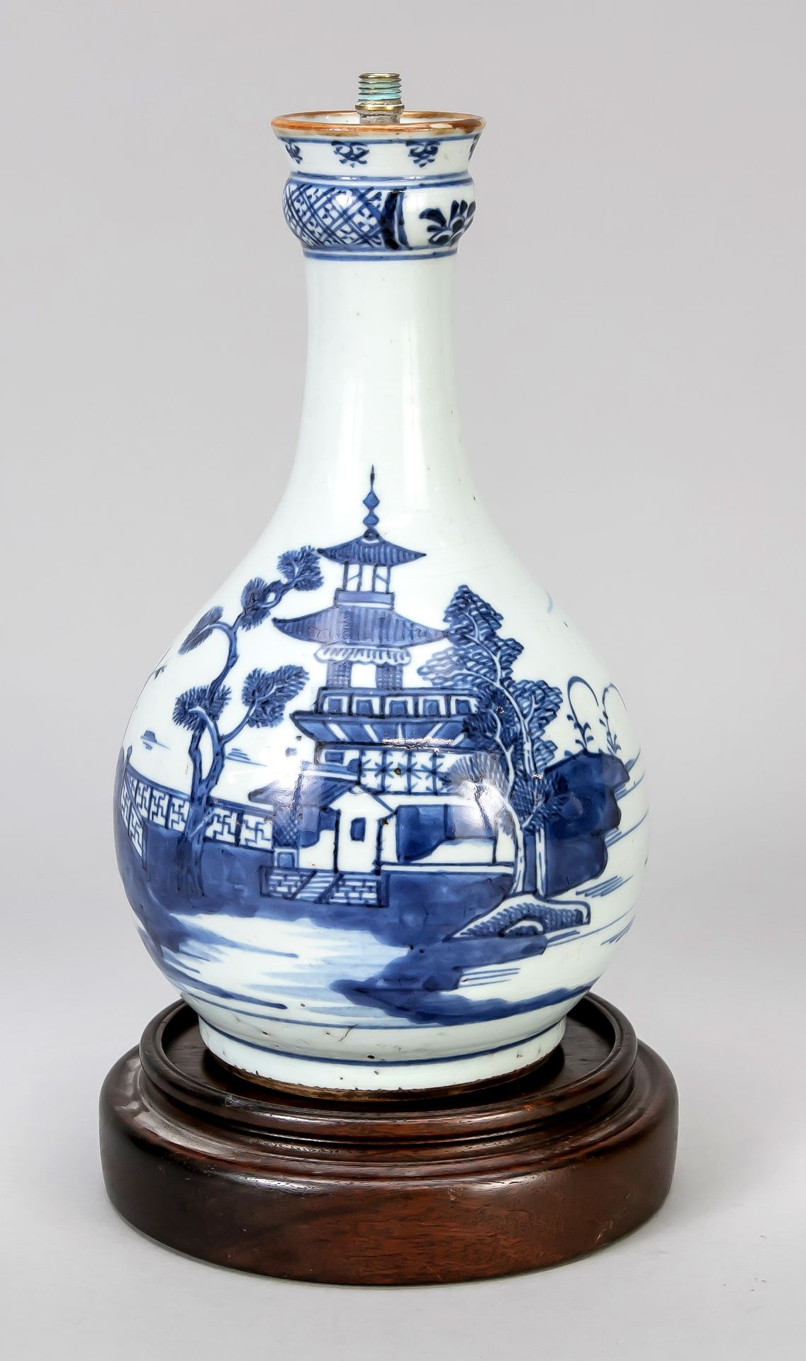 Null 花瓶，中国，18世纪，钴蓝色的全方位装饰，有风景和建筑。花瓶被填满了，一条线从颈部伸出来。带圆形异型木质底座，高24厘米（无底座）。