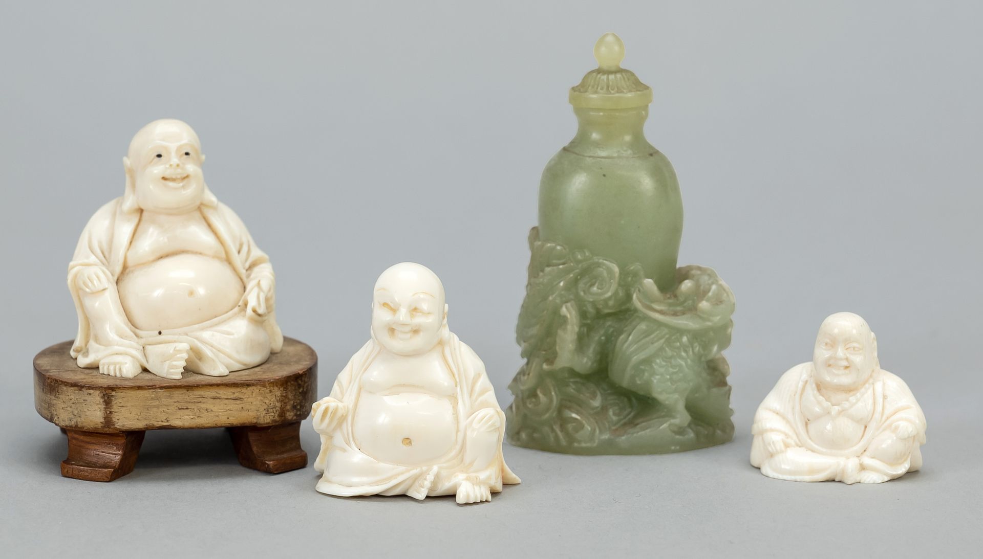 Null Mixed lot China, consisting of: 3 small Buddhas made of bone, one of them w&hellip;