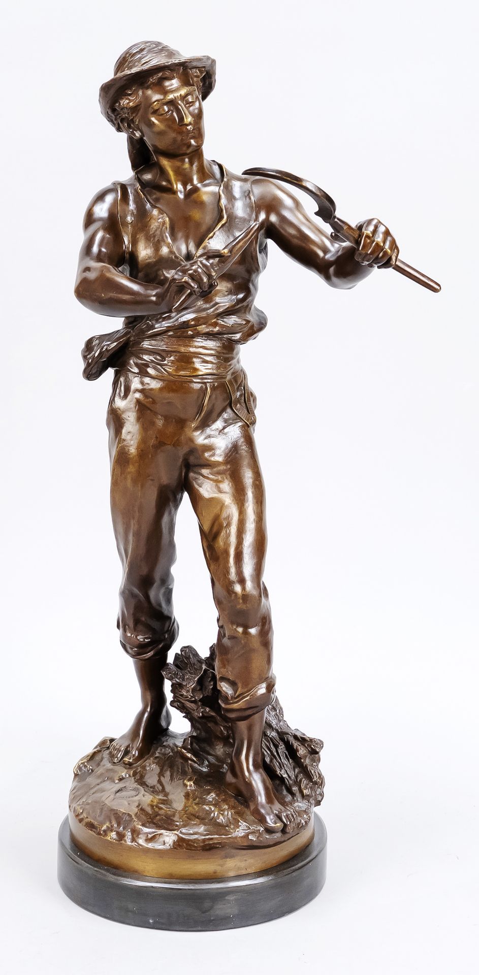 Null Mathurin Moreau (1822-1912), jeune paysan aiguisant sa faucille, bronze pat&hellip;