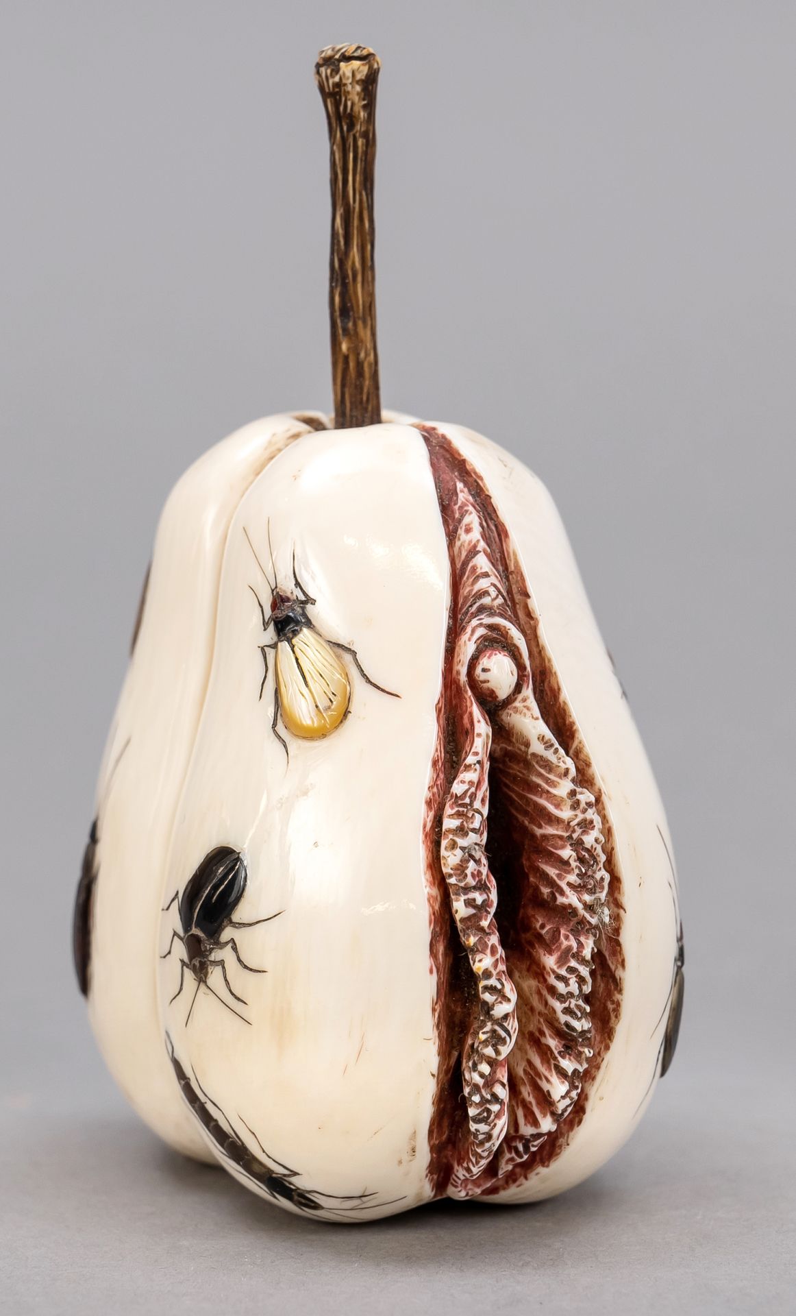 Null 梨子形状的色情柴山冲绳，日本，约1900年（明治）。逼真的、完全可塑的水果表现为象牙雕刻，并镶嵌有珍珠母和其他材料的各种昆虫的形式。花的其余部分为肛门&hellip;