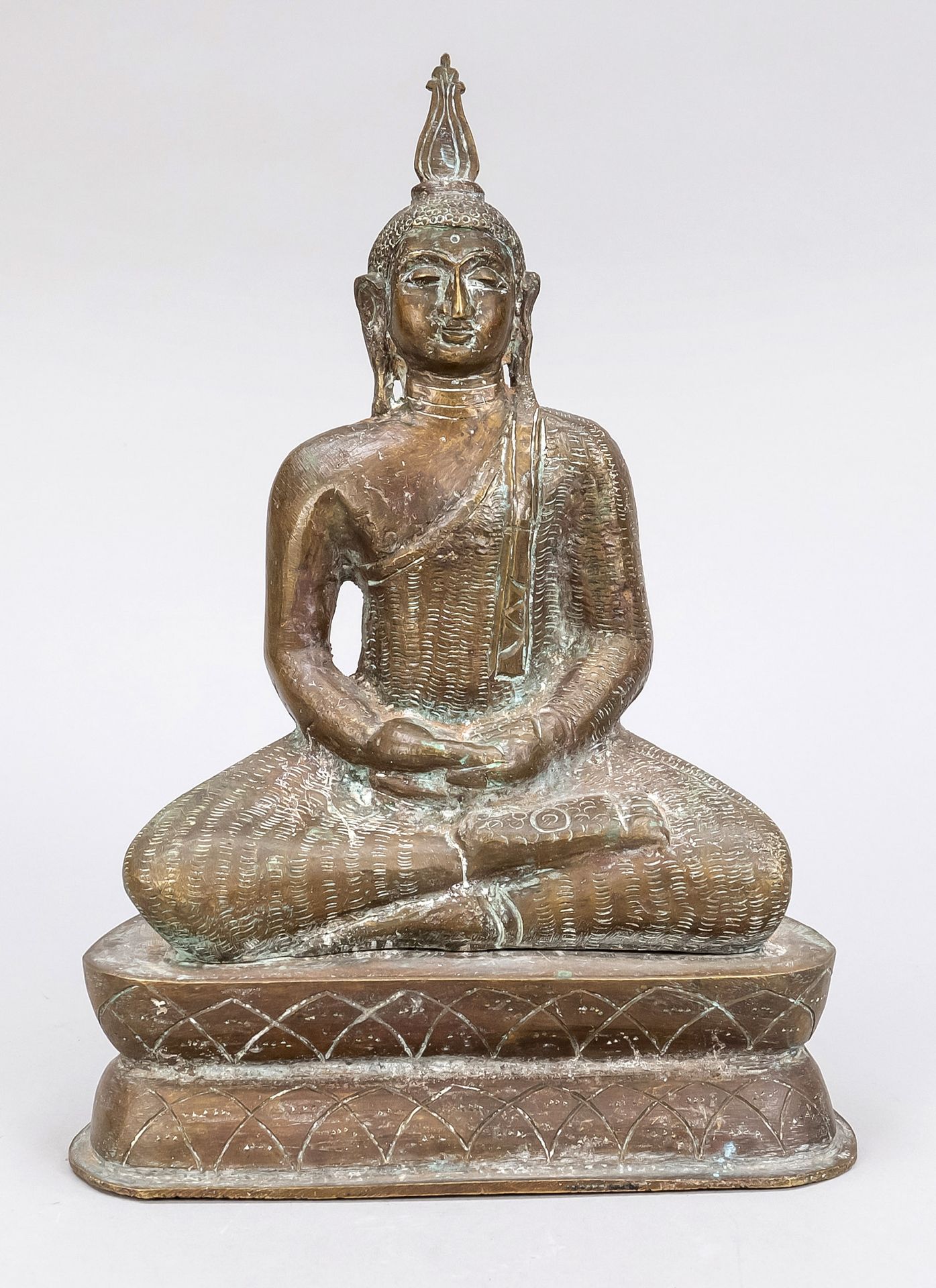 Null 佛，东南亚，青铜。坐在双莲座上，部分装饰为雕刻，高28厘米。