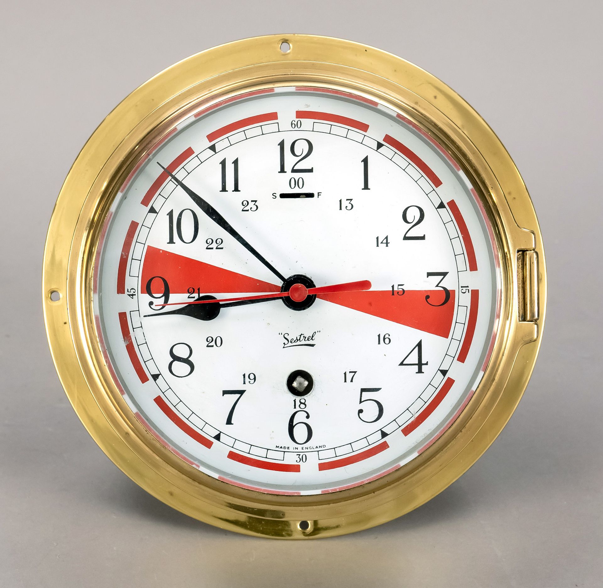 Null 黄铜船钟，标有Sestrel，白色表盘上有黑色阿拉伯数字，红色刻度，机械机芯，启动，平面刻面玻璃，直径20厘米，深度9厘米