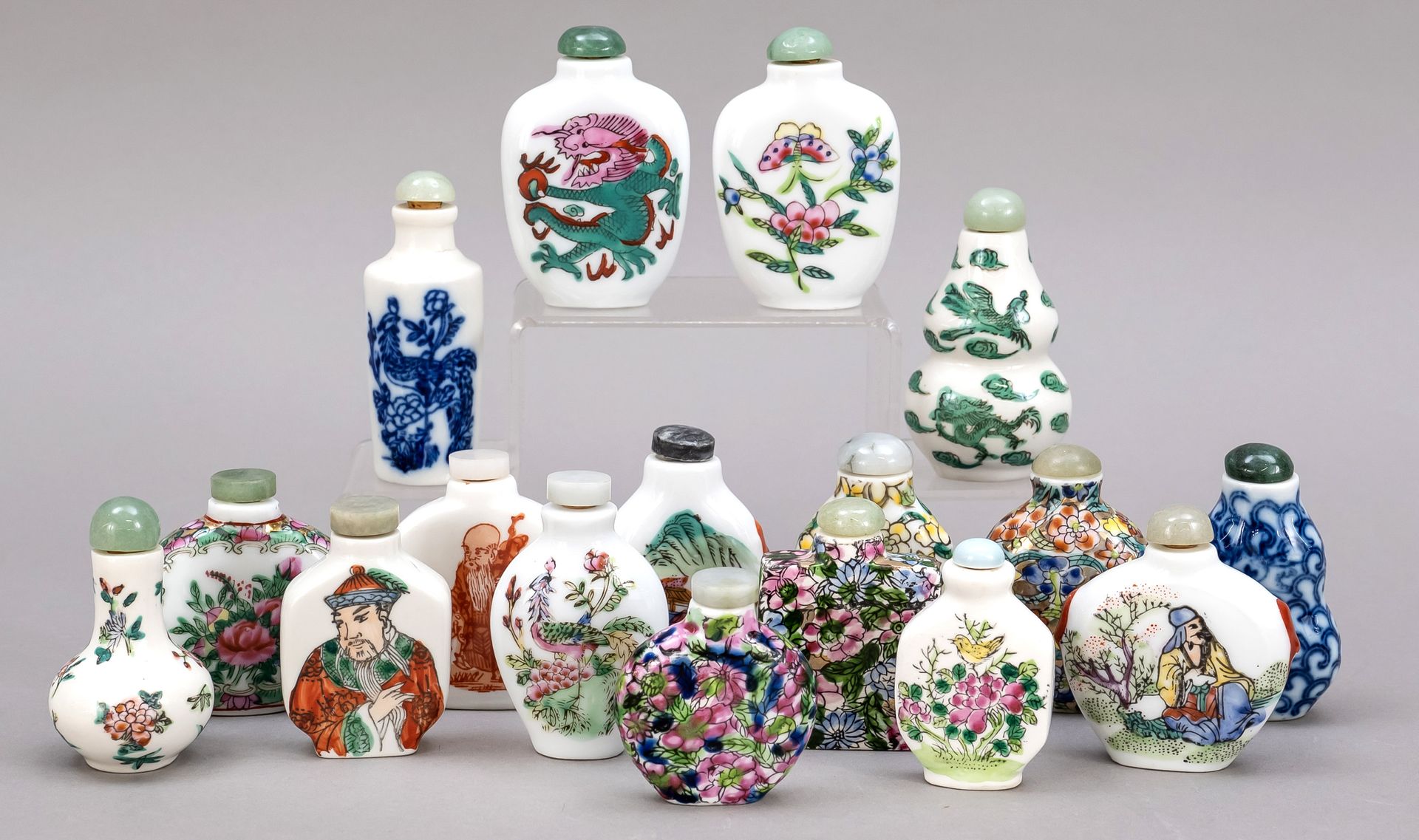 Null Mixed lot of 15 snuffbottles, China, 19th/20th c., all made of porcelain wi&hellip;
