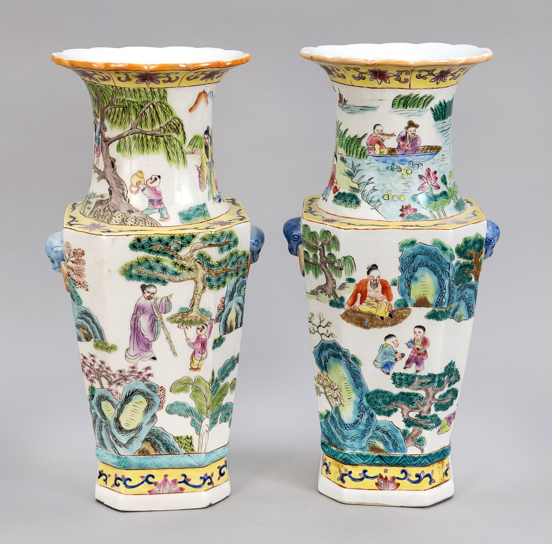 Null Paar Famille Rose Vasen, China, 20. Jh. Quadratisch mit abgeschrägten Ecken&hellip;