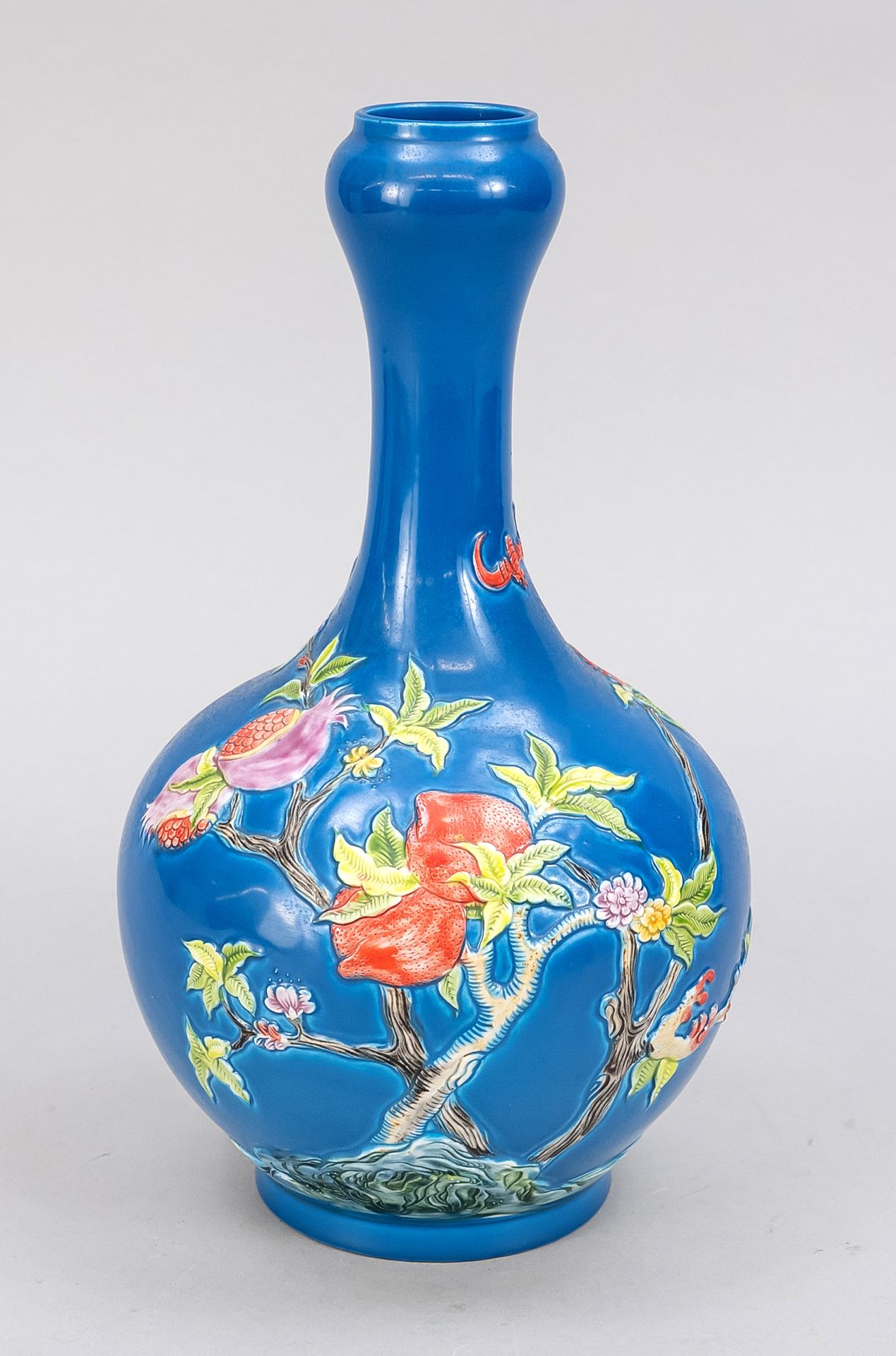 Null Blaugrundige Vase mit Granatäpfeln und Pfirsichen, China, 20. Jh., Dekor in&hellip;