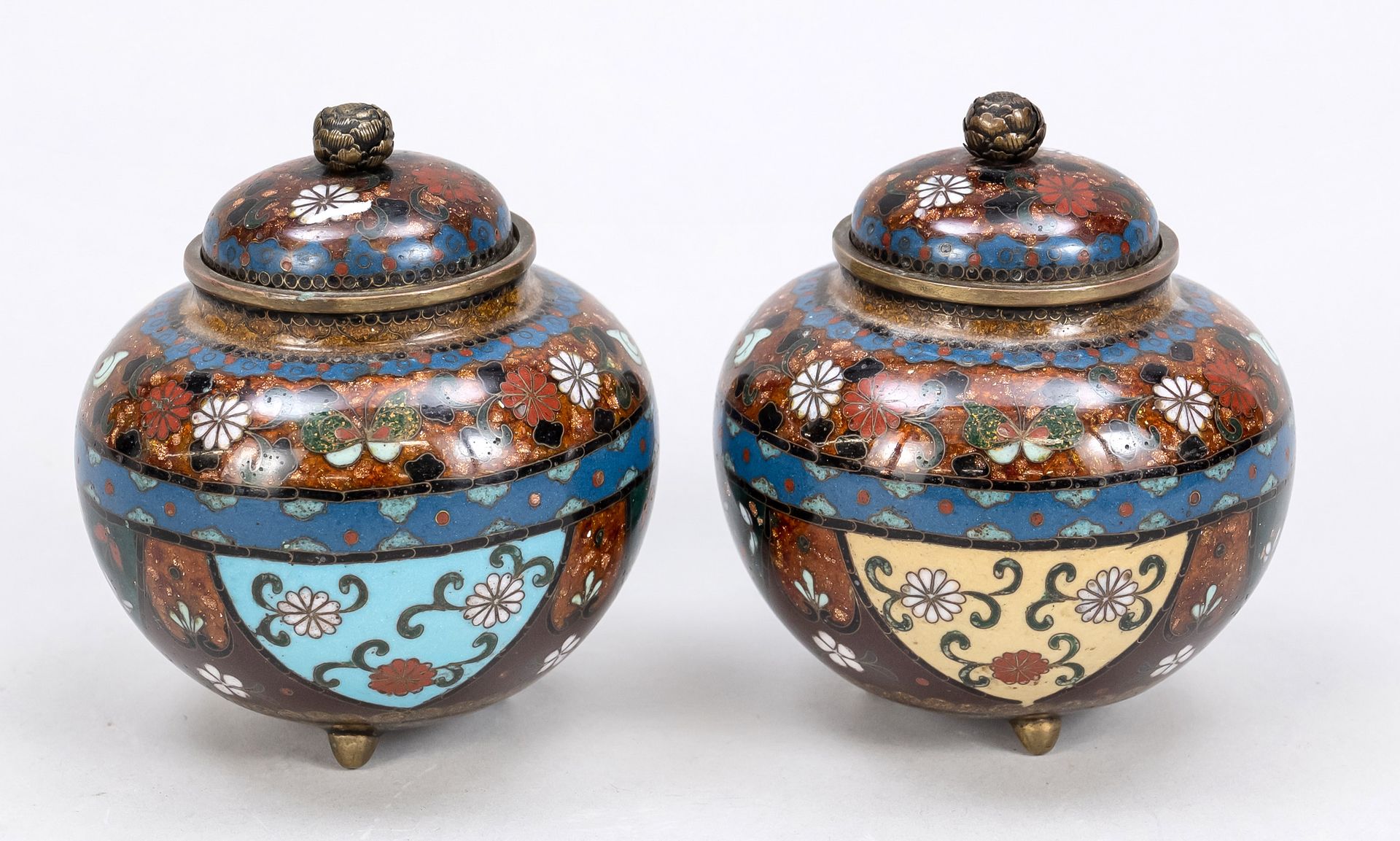 Null Pair of cloisonné lidded vessels, Japan, c. 1900, of spherical form on 3 fe&hellip;