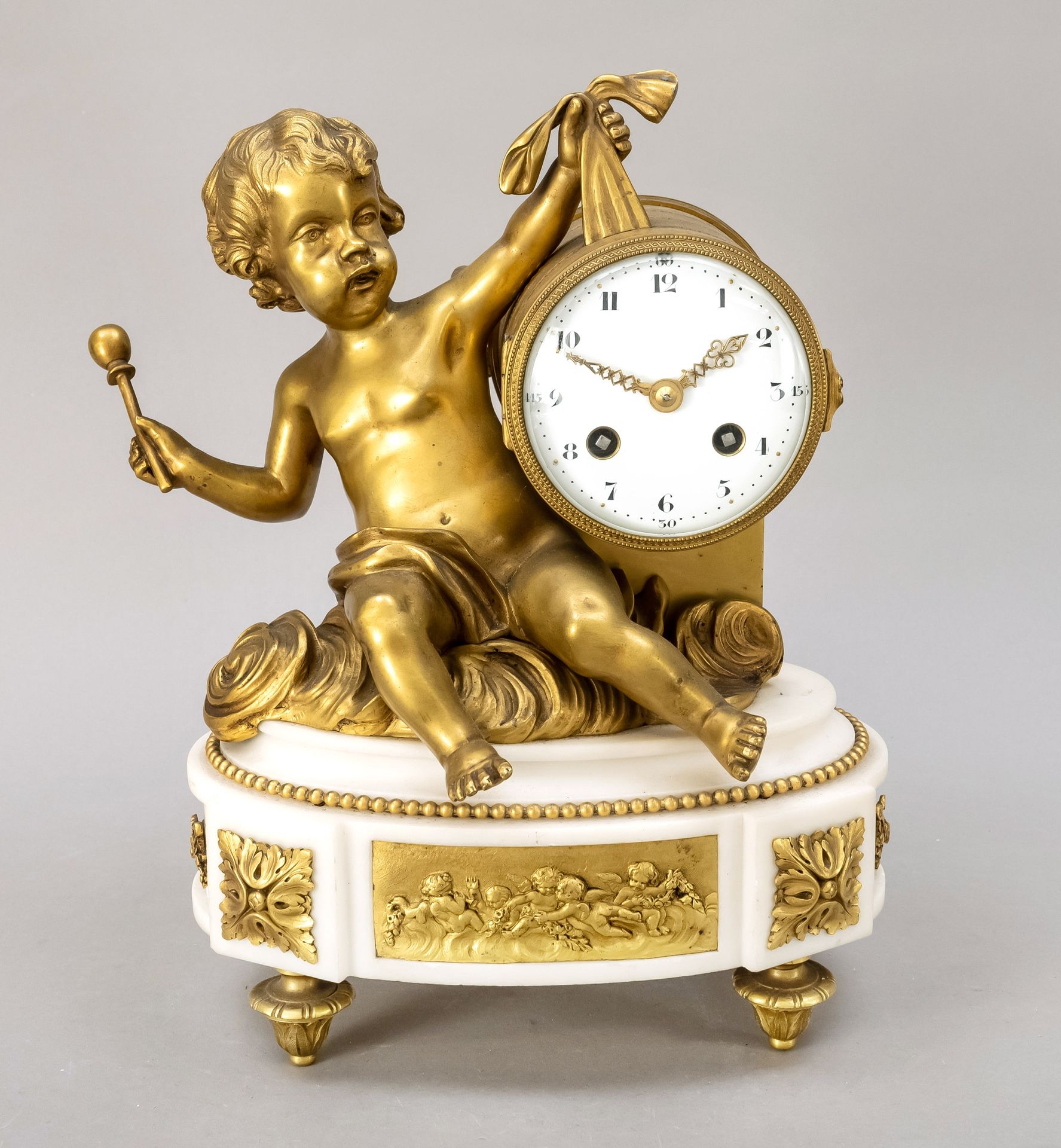 Null French. Figures Pendule, bronze fire gilded, putto with mallet carrying a c&hellip;