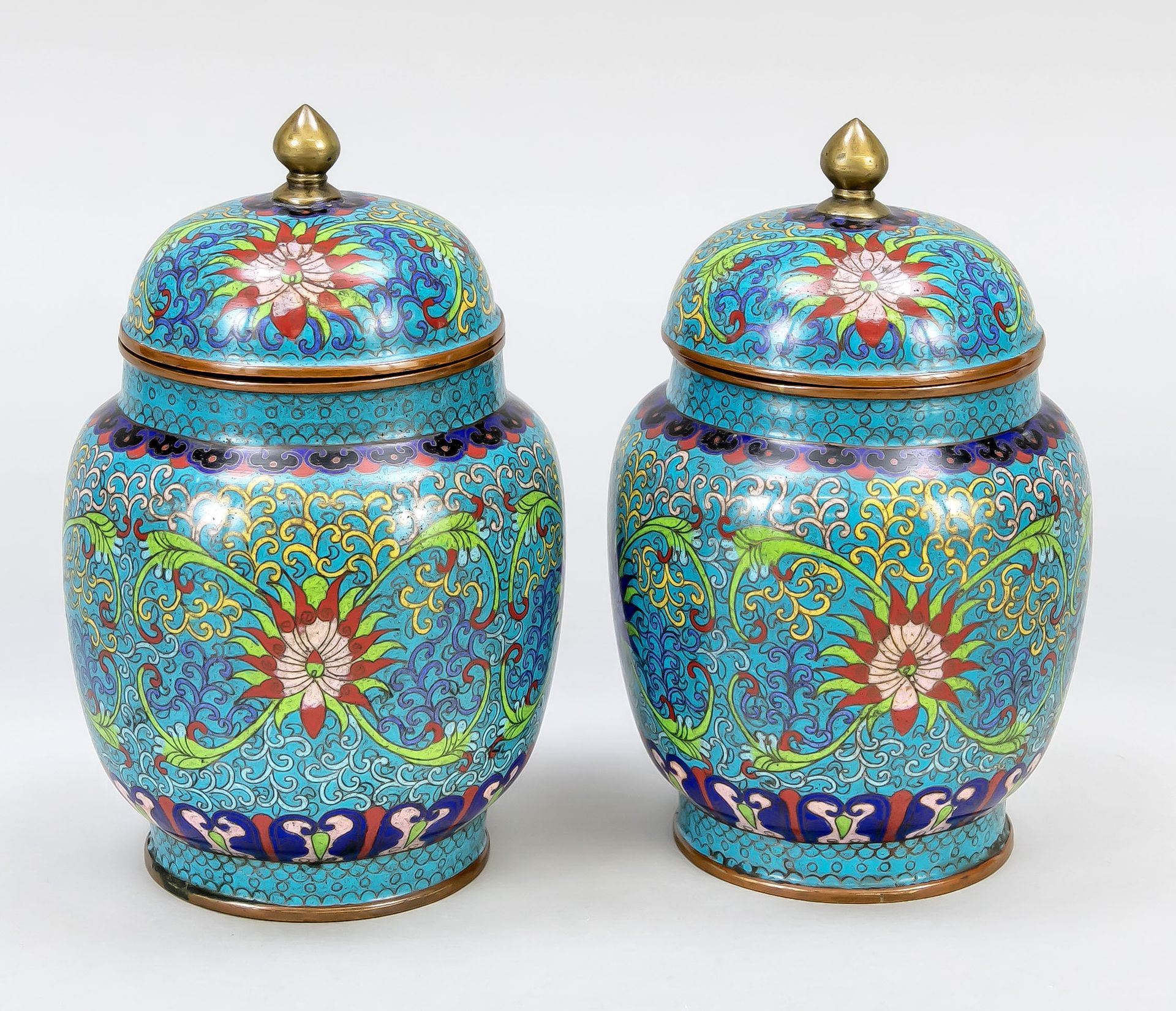 Null 景泰蓝带盖花瓶一对，中国，19/20世纪，铜芯。蓝底荷花和卷须的环状装饰，相应的盖子，高19厘米。