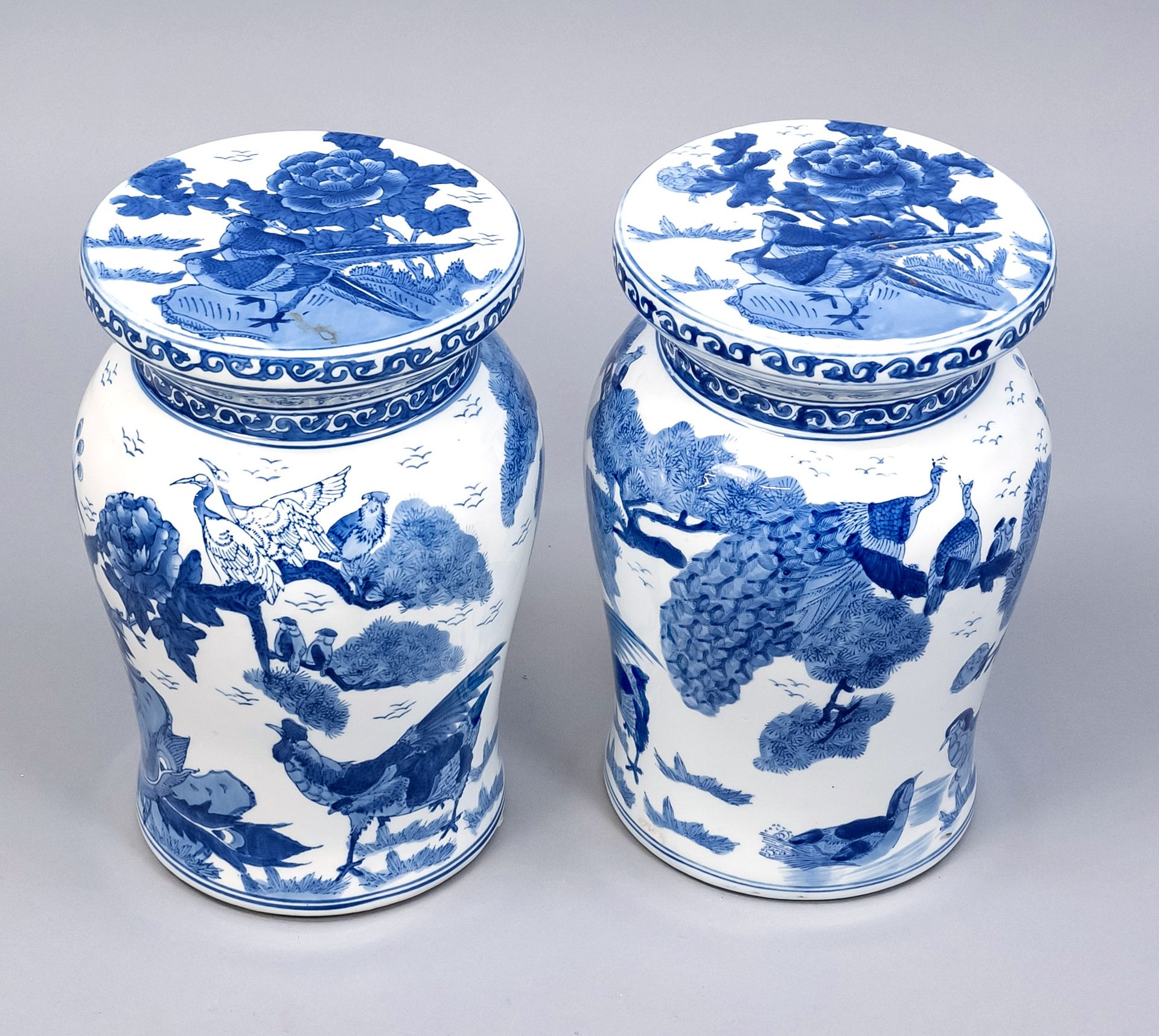 Null Paire de tabourets de jardin, Chine, 20e s., porcelaine peinte en bleu coba&hellip;