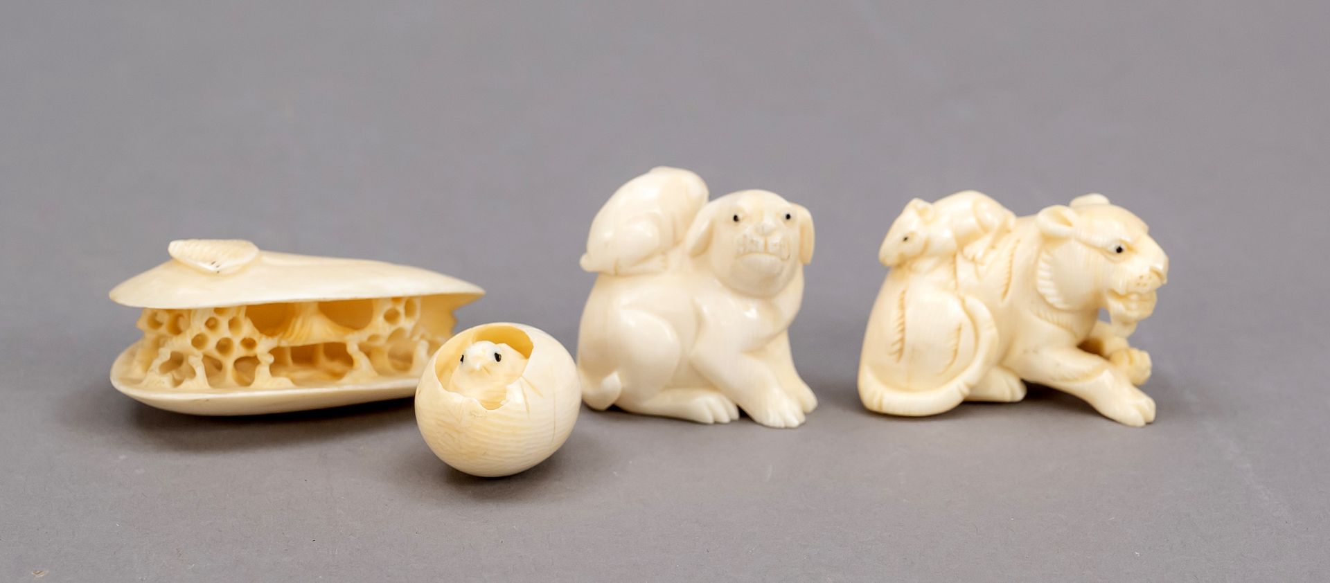 Null 4件小型象牙雕刻，日本/中国，19世纪末，其中2件动物形状的网饰，一只正在孵化的鸟和一个微微张开的贝壳，里面有一个微型景观，直径为5厘米