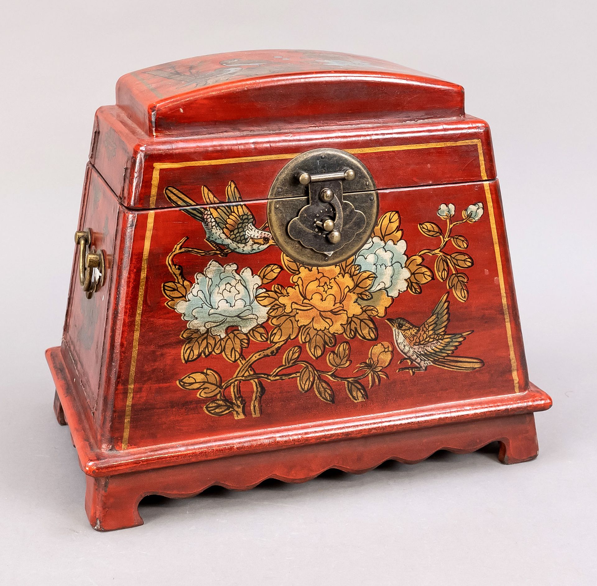 Null 珠宝盒，中国，21世纪，木质盒体，铜质配件和印刷装饰，28 x 31 x 20厘米。