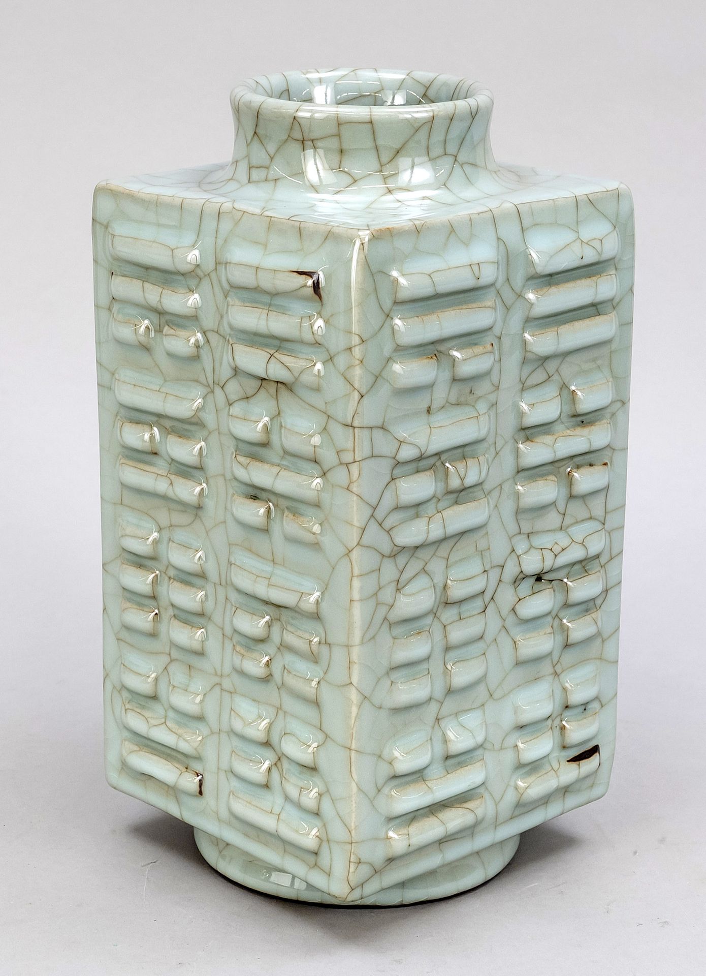 Null 琮式花瓶，葛釉，中国，20世纪，浮雕装饰有八卦图，釉面有网状裂纹，底座下有钴蓝色乾隆印记，高29厘米