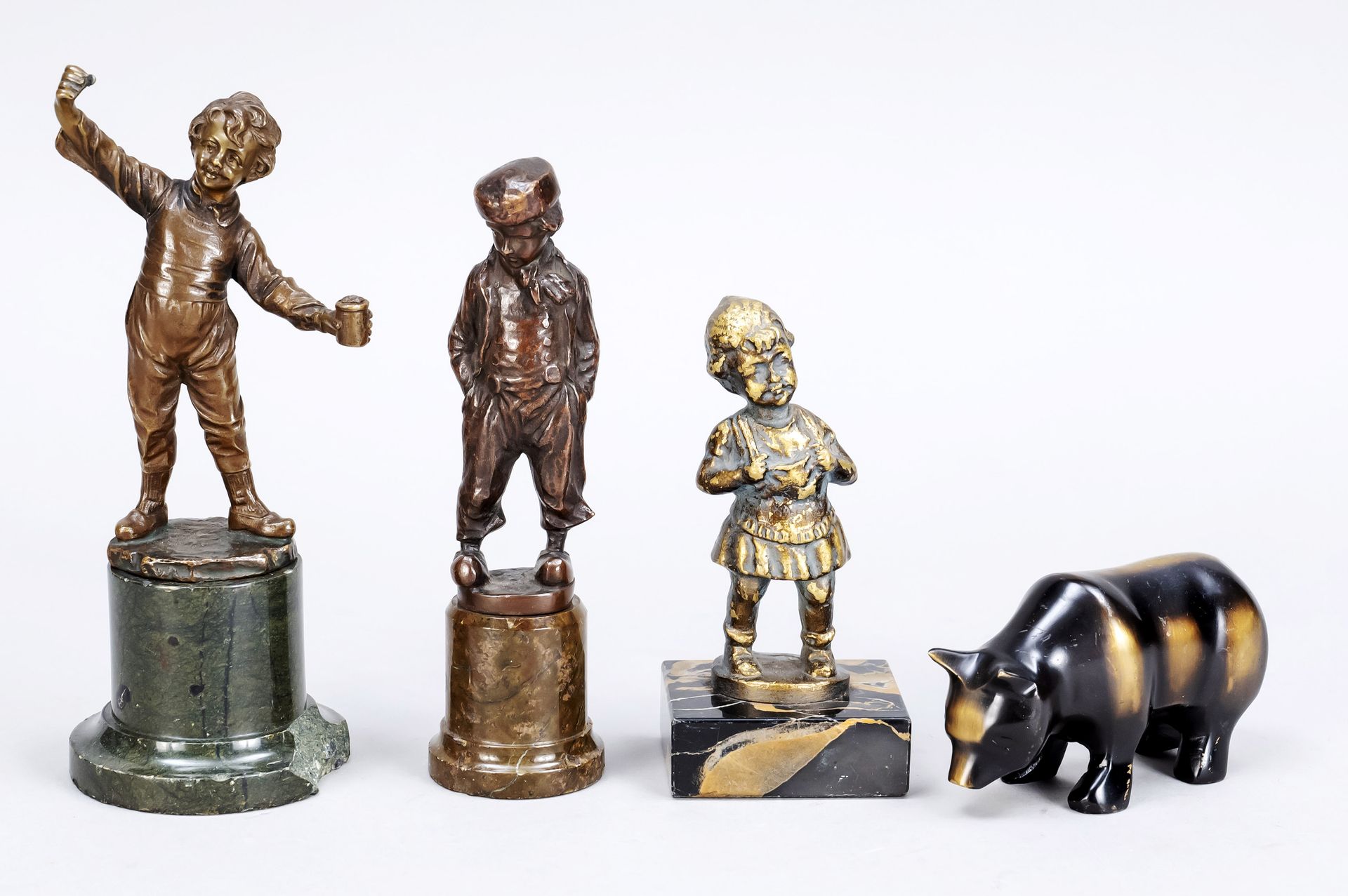 Null 由不同艺术家创作的4组小铜器，20世纪上半叶，Füllborn, Opitz a.O., 小女孩，弗里斯兰男孩和敬酒的男孩以及熊，铜/青铜抛光，大理石&hellip;