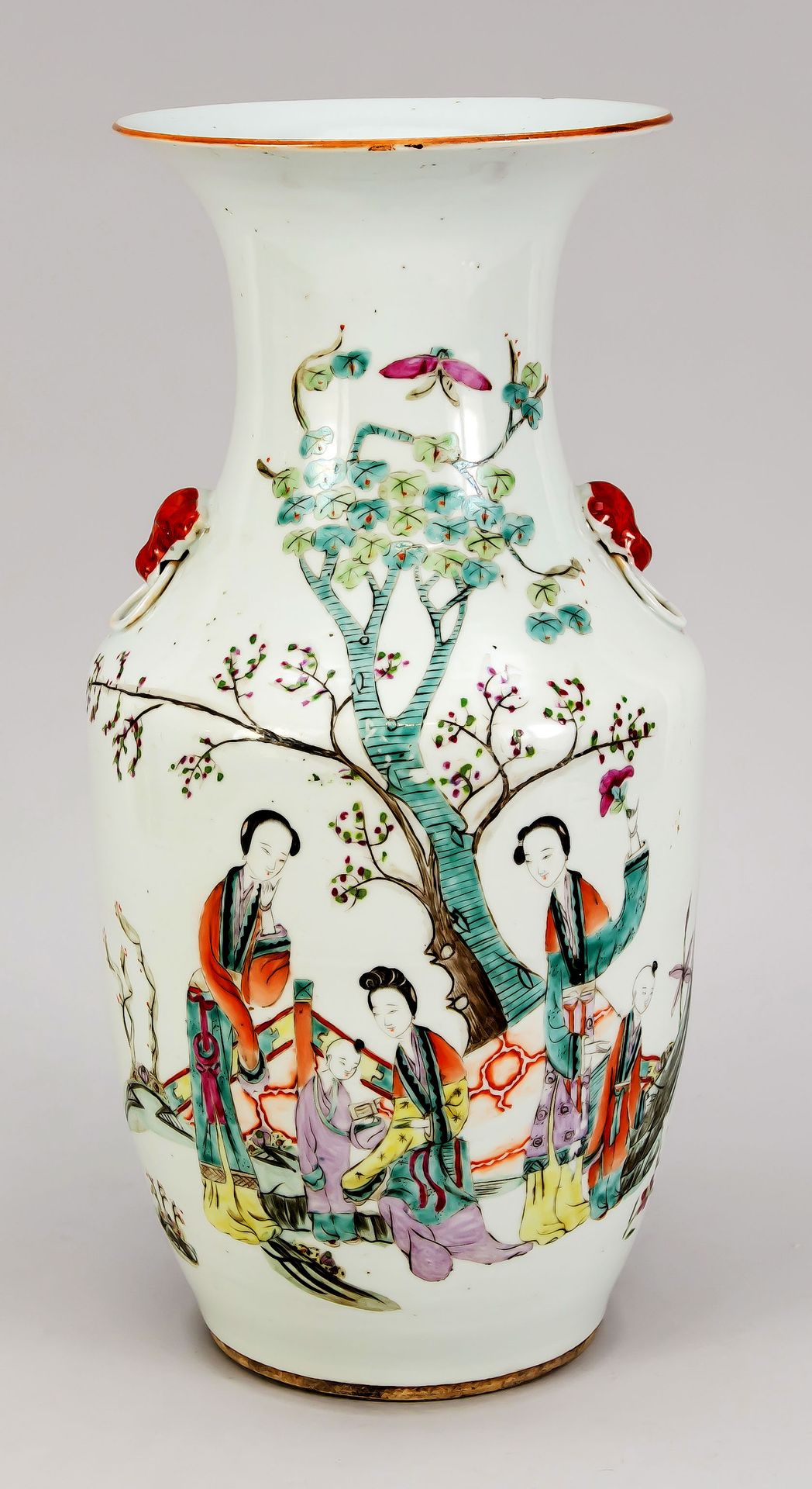 Null 花瓶，中国，清朝末年/民国初年（20世纪初）。略带肩部的造型，缩颈，外翻的唇缘。铁红色油漆的佛狗手柄，带环。直面一个多人物的花园场景，反面是书法诗，穿&hellip;