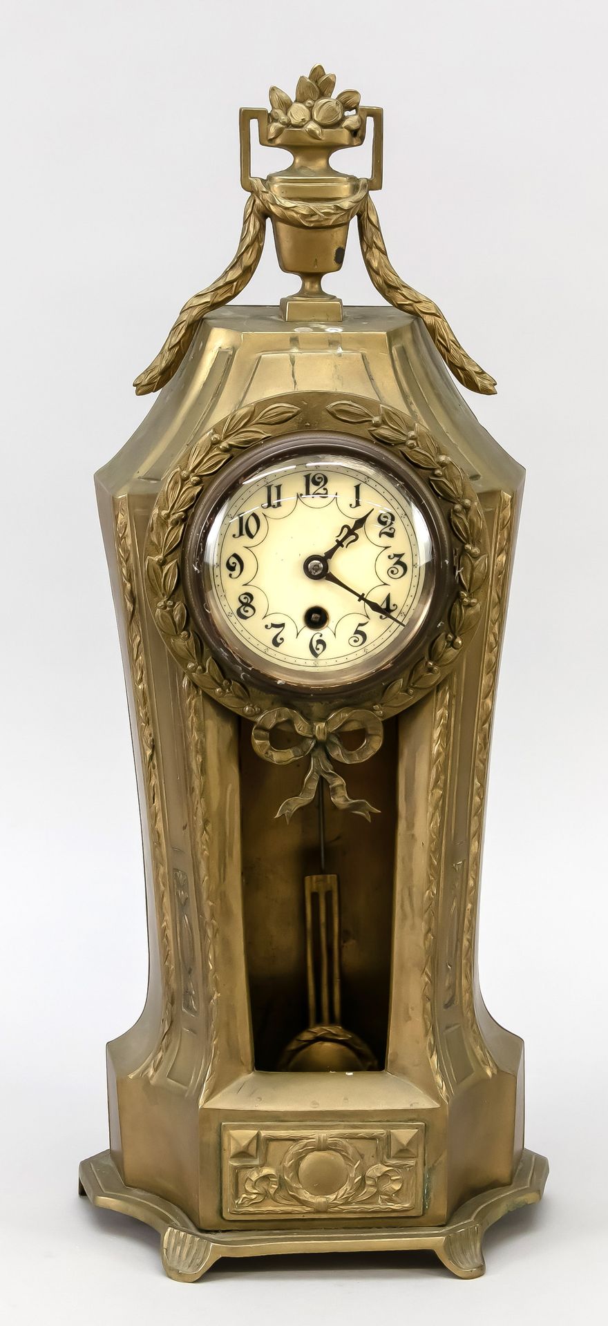 Null Reloj de sobremesa de latón, dorado en color, s. XIX, coronado por un jarró&hellip;