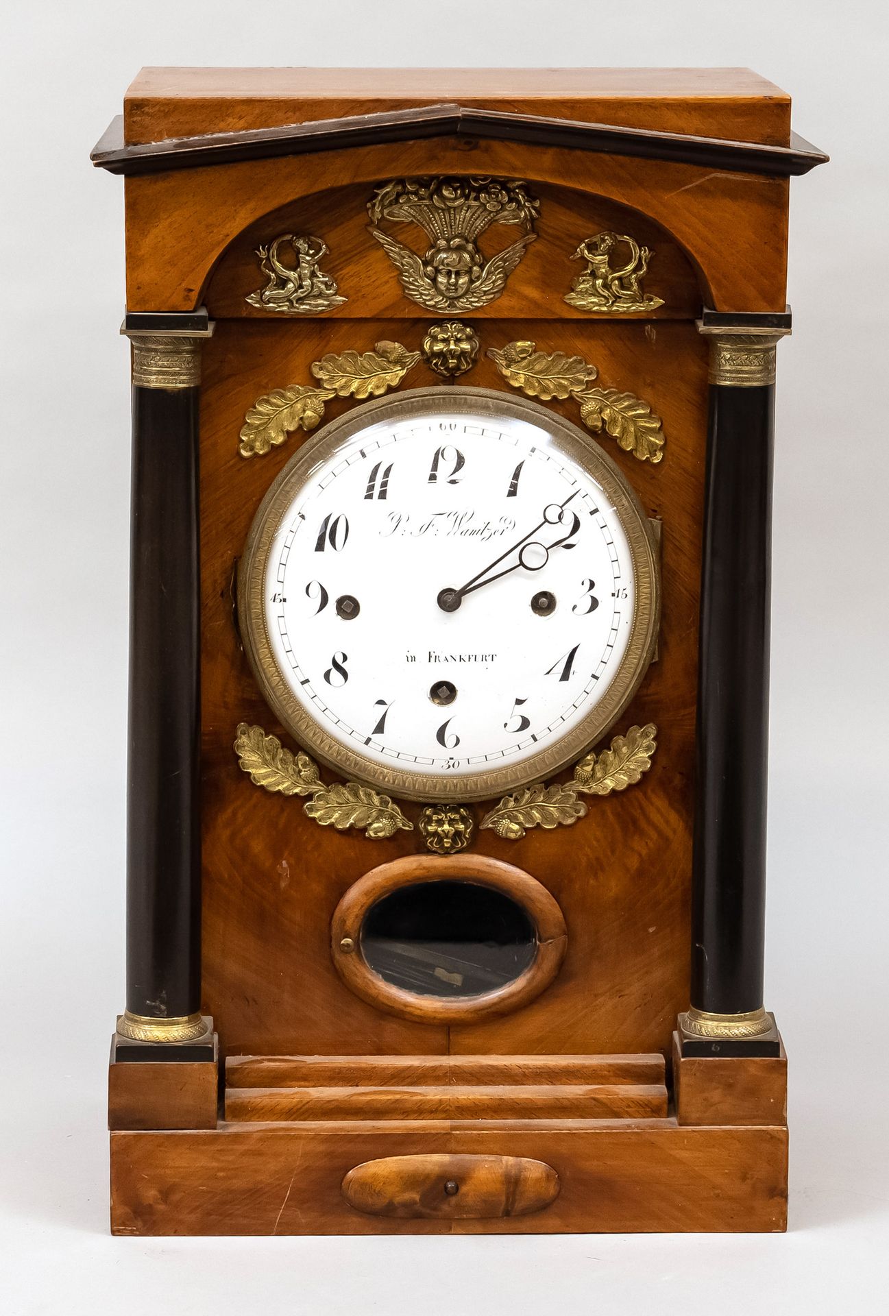 Null Biedermeier-Uhr, um 1860, architektonisch aufgebaut mit Bedachung und eboni&hellip;
