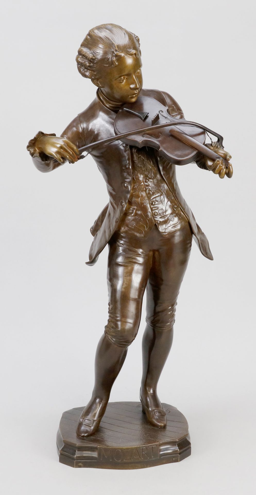 Null G. Gueyton, sculpteur français du 19e siècle, jeune Mozart au violon. Jeune&hellip;