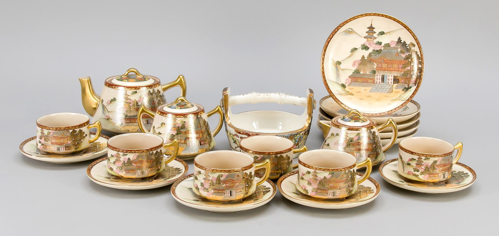 Null 萨摩茶具，日本，20世纪上半叶（大正）。包括6个杯子和茶托，5个小盘子，一个茶壶，一个糖碗，一个奶精和一个服务碗。2个带芯片的碟子。所有标记的部件