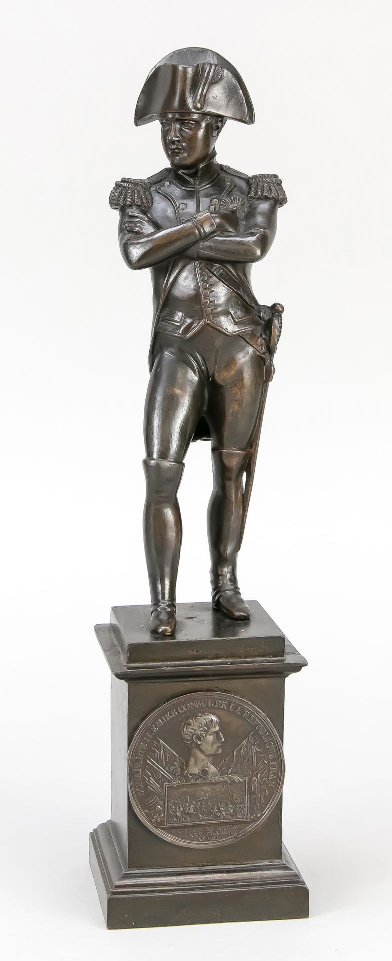 Null Sculpteur anonyme vers 1900, statuette de Napoléon sur un piédestal avec un&hellip;