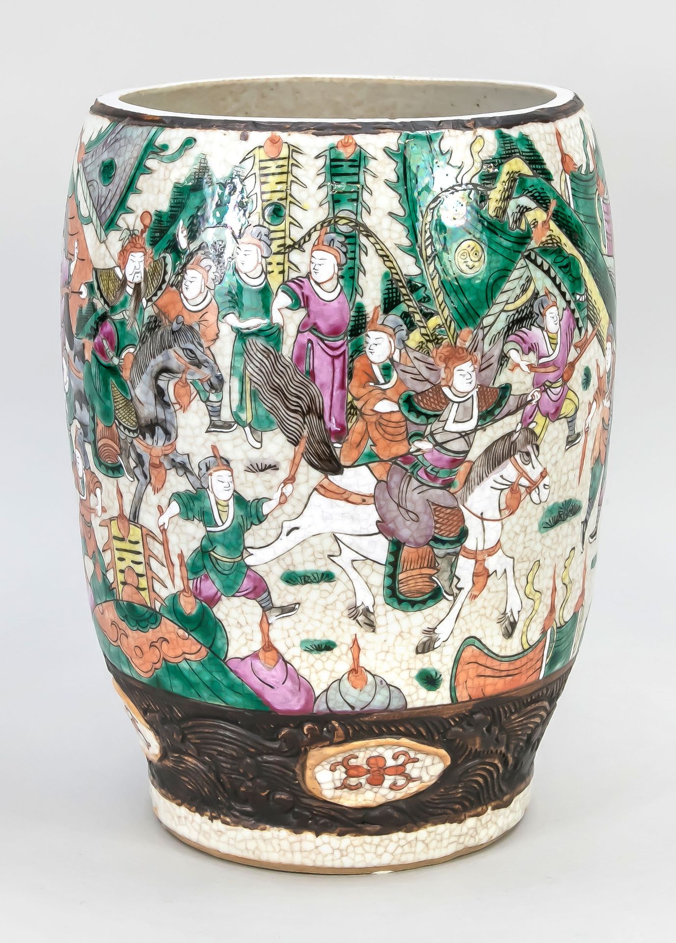 Null 伪青铜装潢的花瓶，中国，19世纪末。 环形的多人物装饰，底座下有棕色底的刻痕。颈部可能被切割，高28厘米。