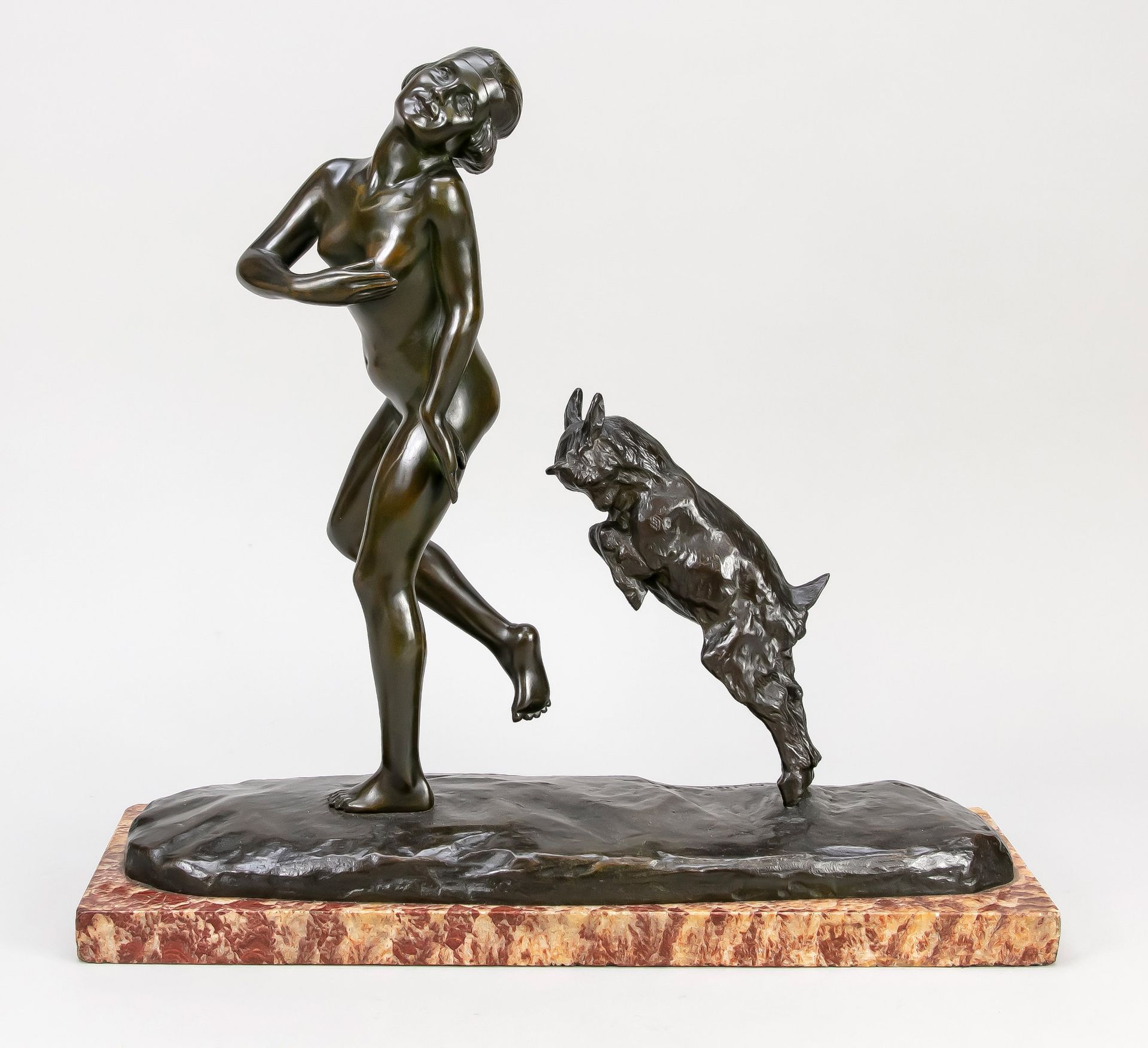Null 托马斯-弗朗索瓦-卡地亚（1879-1943），被小山羊追逐的女性裸体，长方形支架上的深绿色斑驳青铜，签名为 "T.卡地亚"，在长方形的大理石基座上面&hellip;