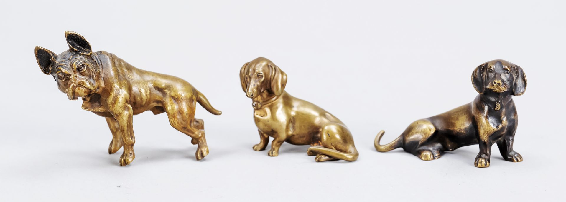 Null 三只小铜狗，20世纪上半叶，一只法国斗牛犬和两只腊肠犬，实心青铜/黄铜铸造，无签名，最大长7.5厘米。