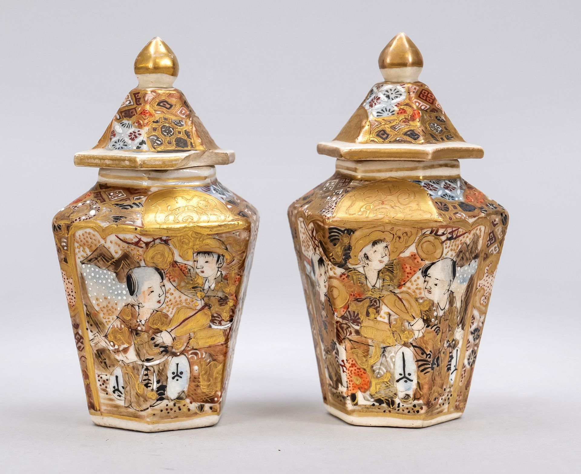 Null 一对萨摩花瓶，日本，约1900年。 六角形的切面，四面都有装饰。其中一个盖子有缺口/断裂，每个盖子底部都有红色签名/标记，高9.5厘米