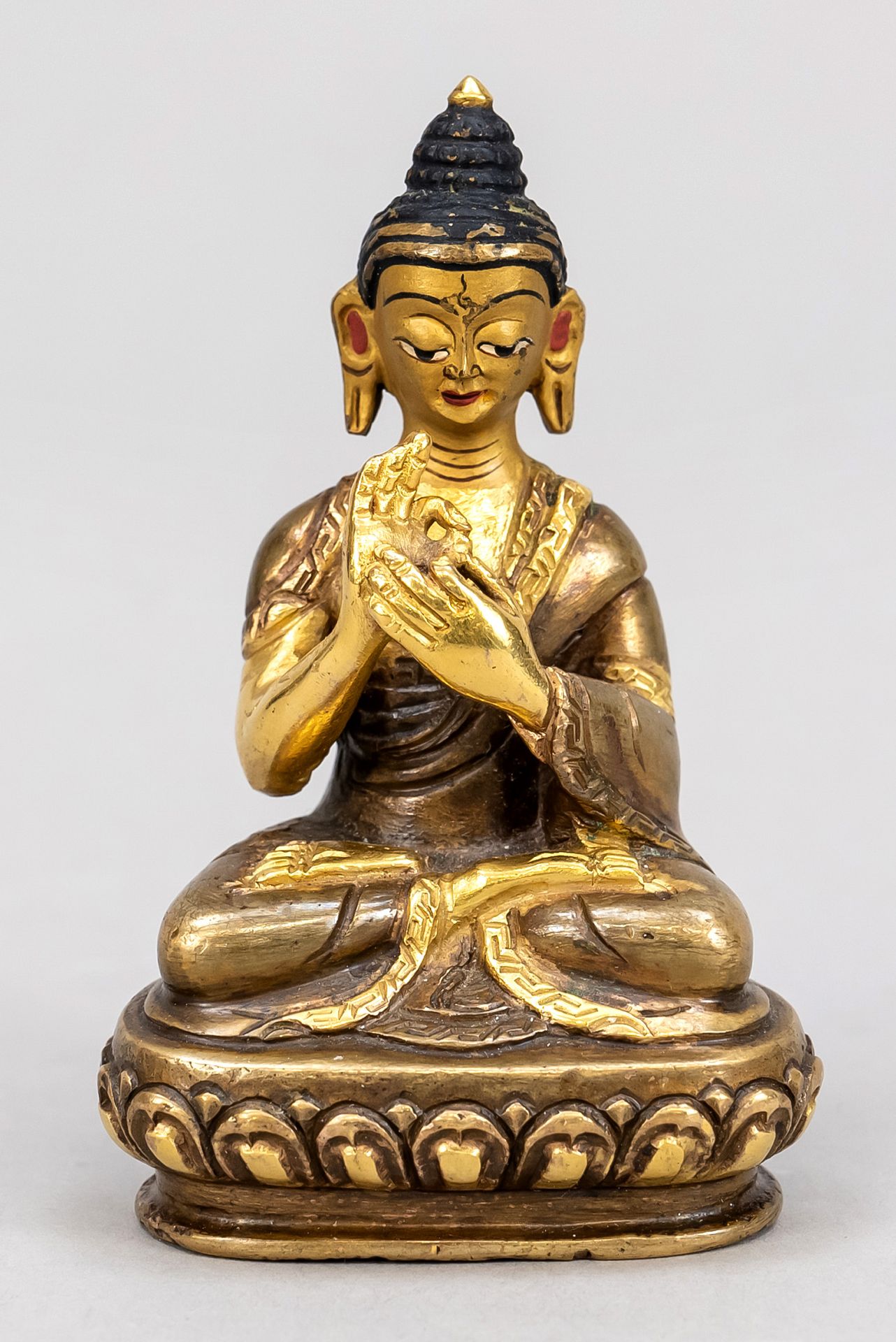 Null 小佛，西藏，19/20世纪，青铜，部分镀金和多色彩绘。铜底板上有小雕刻，高8厘米。