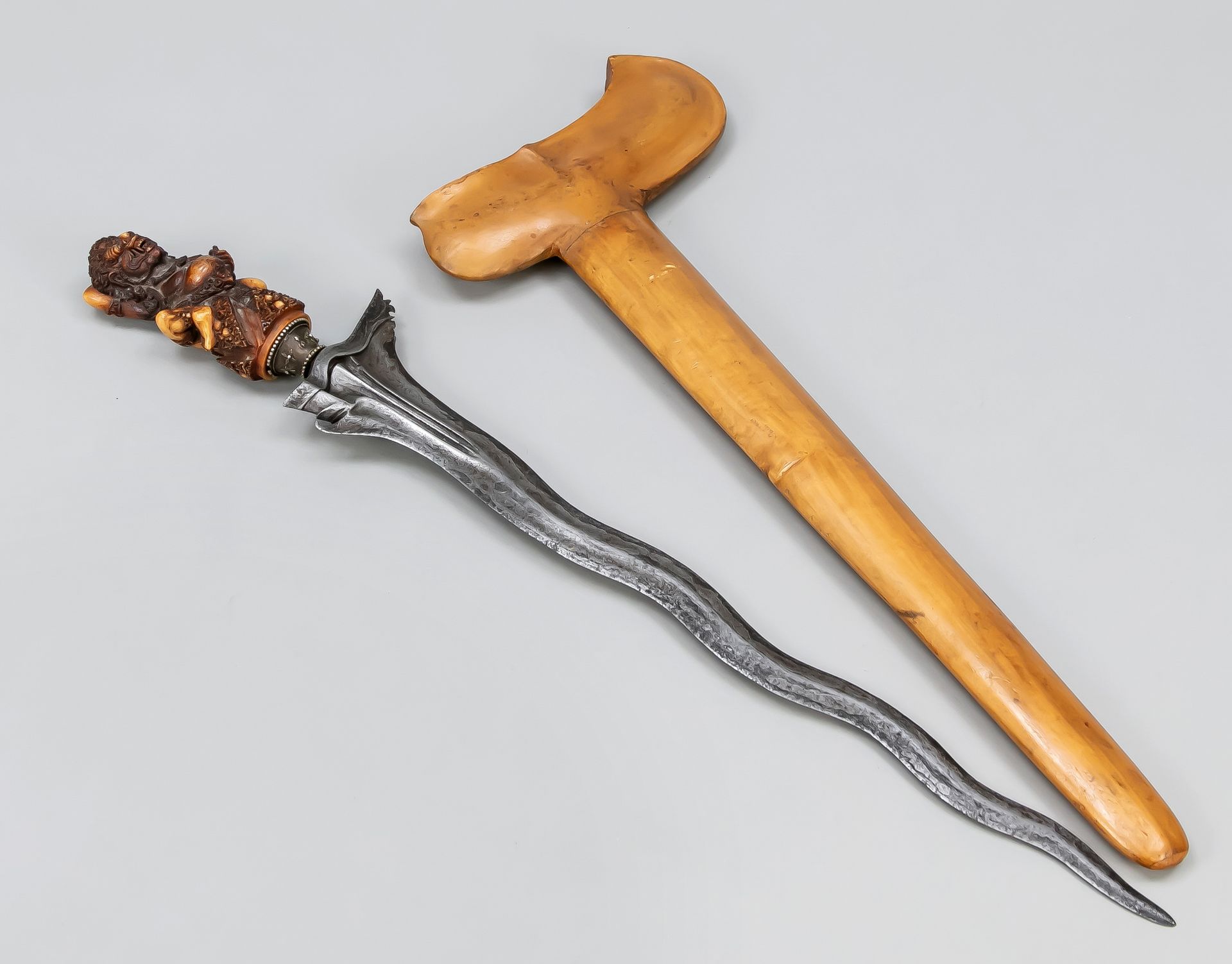 Null 克里斯，印度尼西亚，木质刀鞘，骨质雕花手柄？弧形刀片，长49厘米