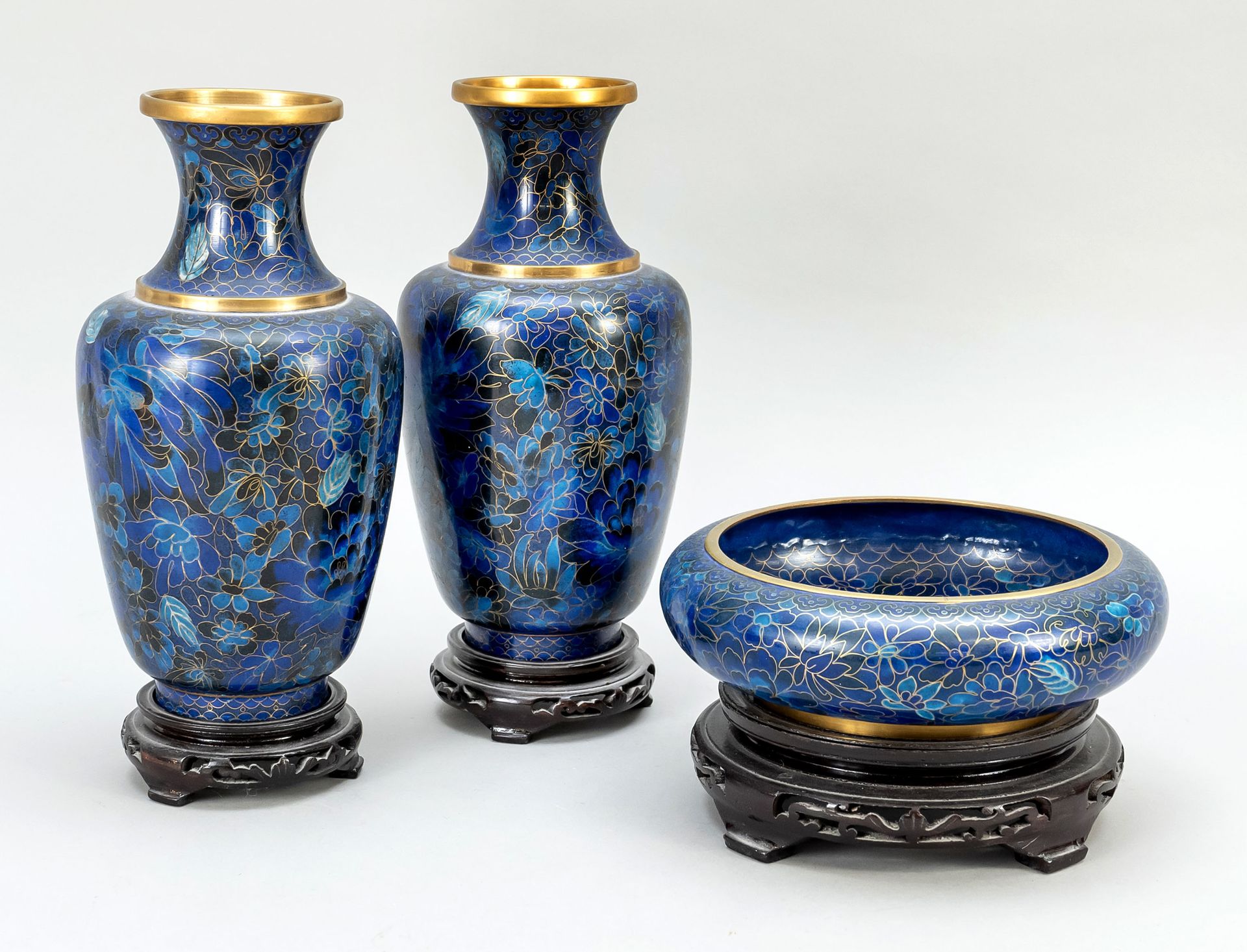 Null 景泰蓝套装，中国，20世纪，由一个香炉和一对花瓶组成。所有的作品都有蓝色调的米勒费里装饰。所有的作品都在镂空的木质底座上，高度不超过26厘米。