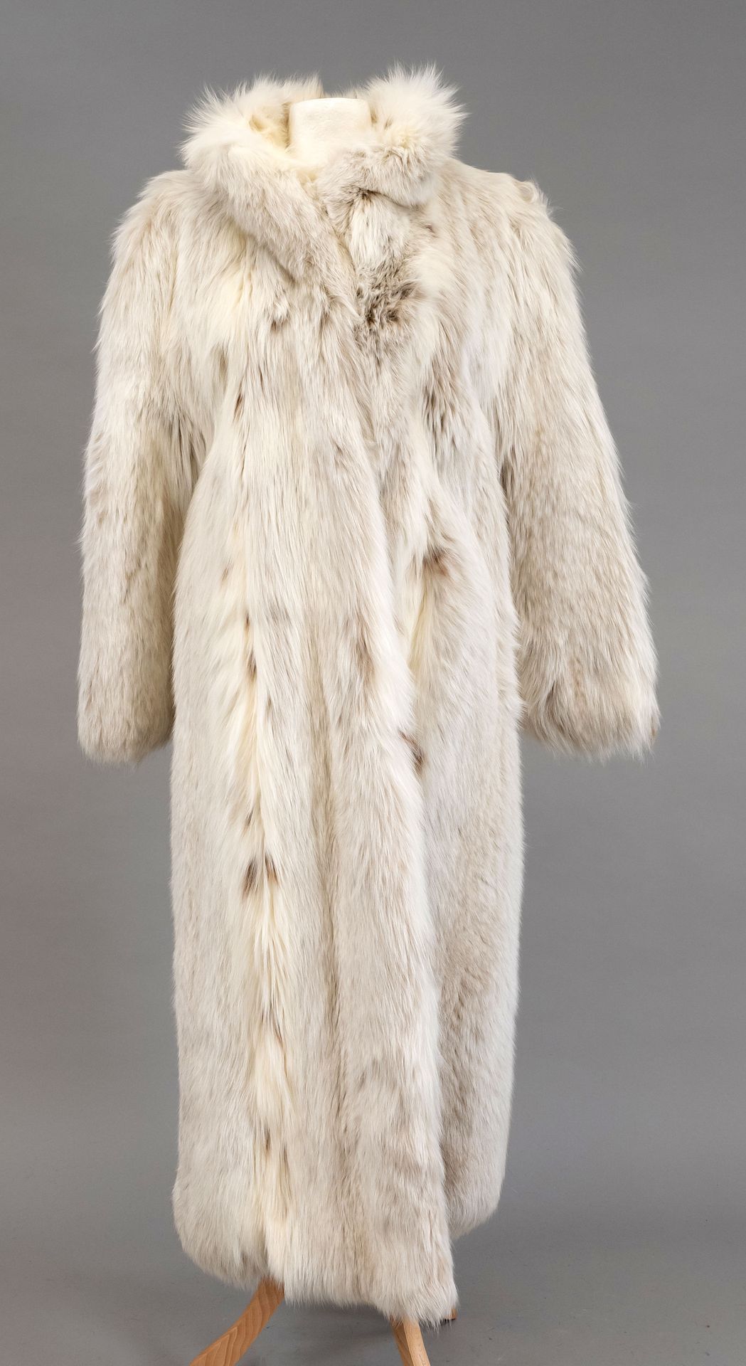 Null 女士白色狐狸毛皮大衣，在衬里的标签上标明，Saga Mink。没有标明尺寸，有轻微磨损痕迹。
