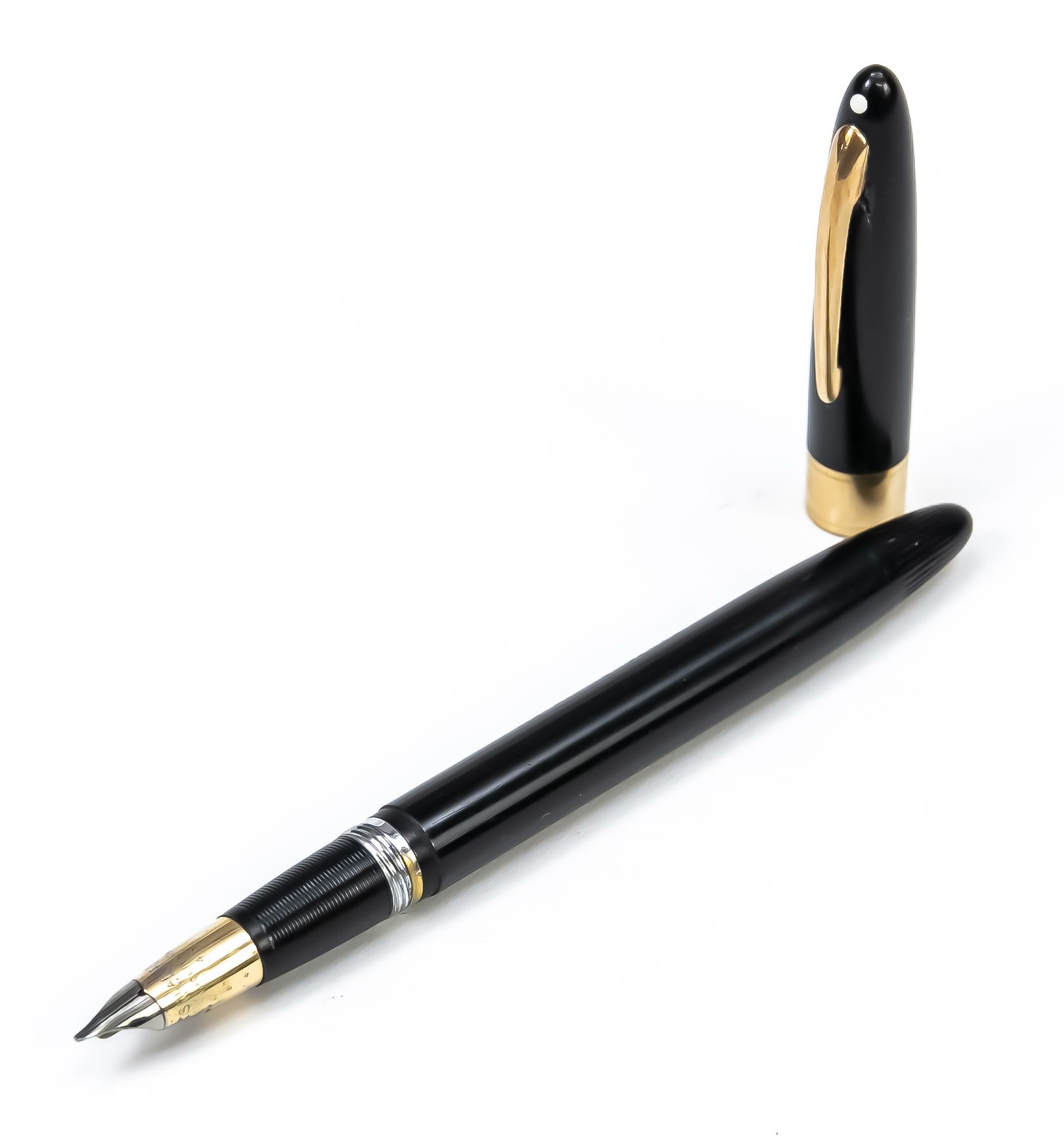 Null Sheaffer的活塞钢笔，美国，20世纪下半叶，14克拉（585）黄金/白金笔尖，黑色表壳，有镀金的应用，长14.3厘米