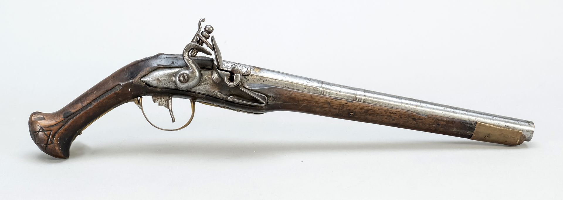 Null 燧发枪，18世纪，深色硬木枪托，铁制枪管。手柄鞍座上雕刻着大卫之星。公鸡和扳机，长43厘米。