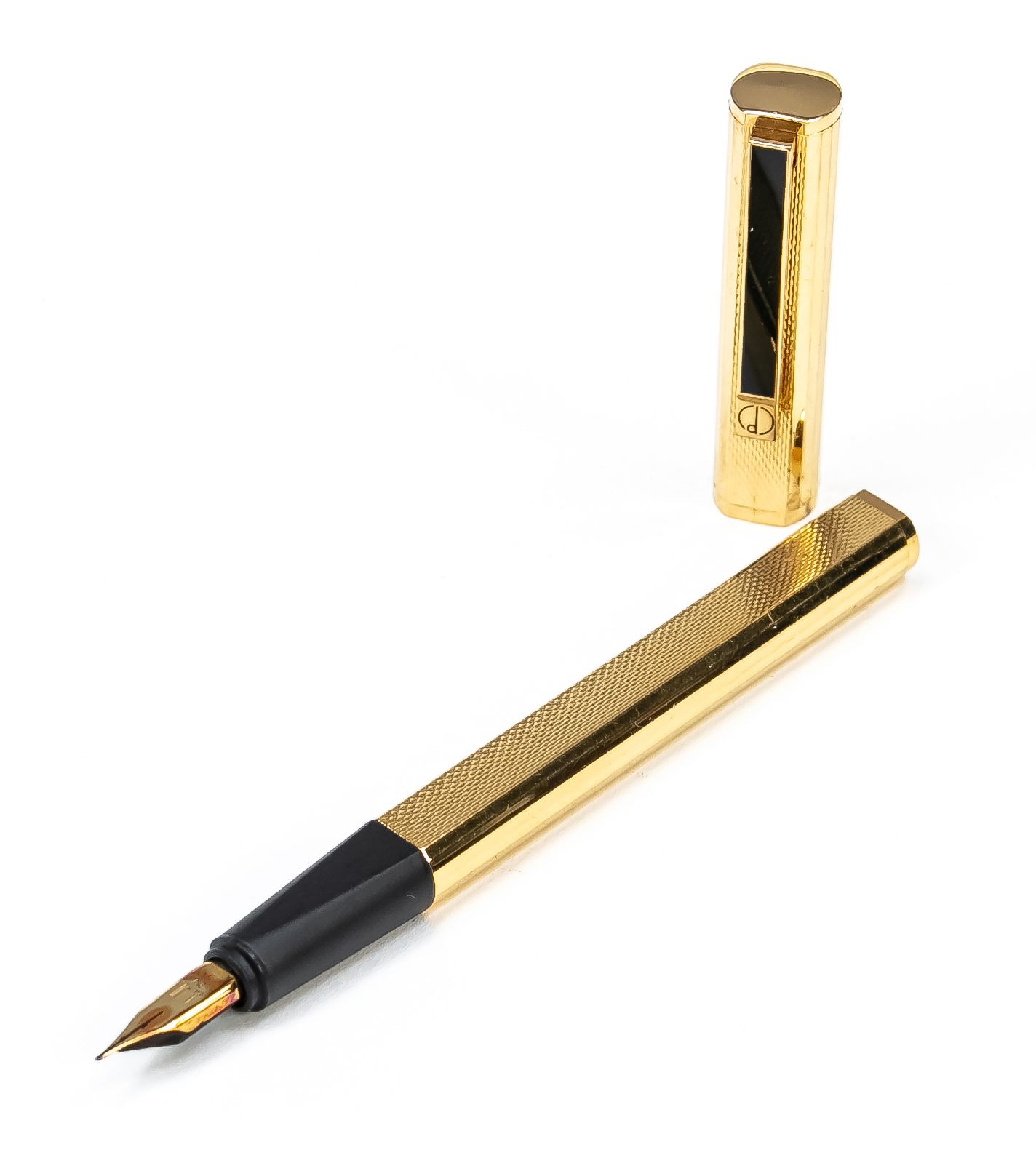 Null 登喜路墨盒钢笔，20世纪下半叶，750黄金笔尖，镀金表壳，刻有装饰，长13.5厘米