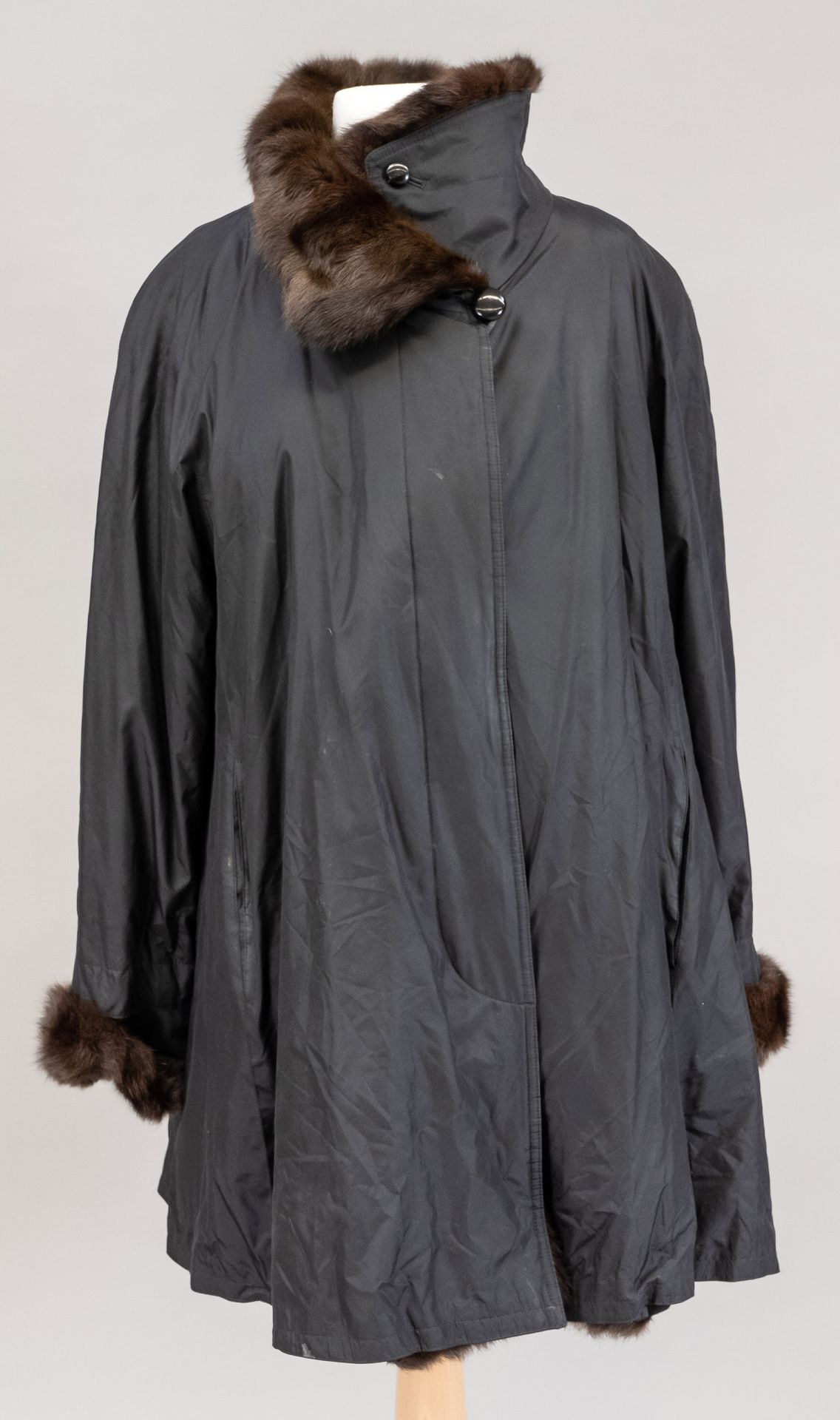 Null 带有毛皮装饰的女式大衣，在衬里中标有Jobis作为刺绣。尺寸36，有轻微的磨损痕迹。