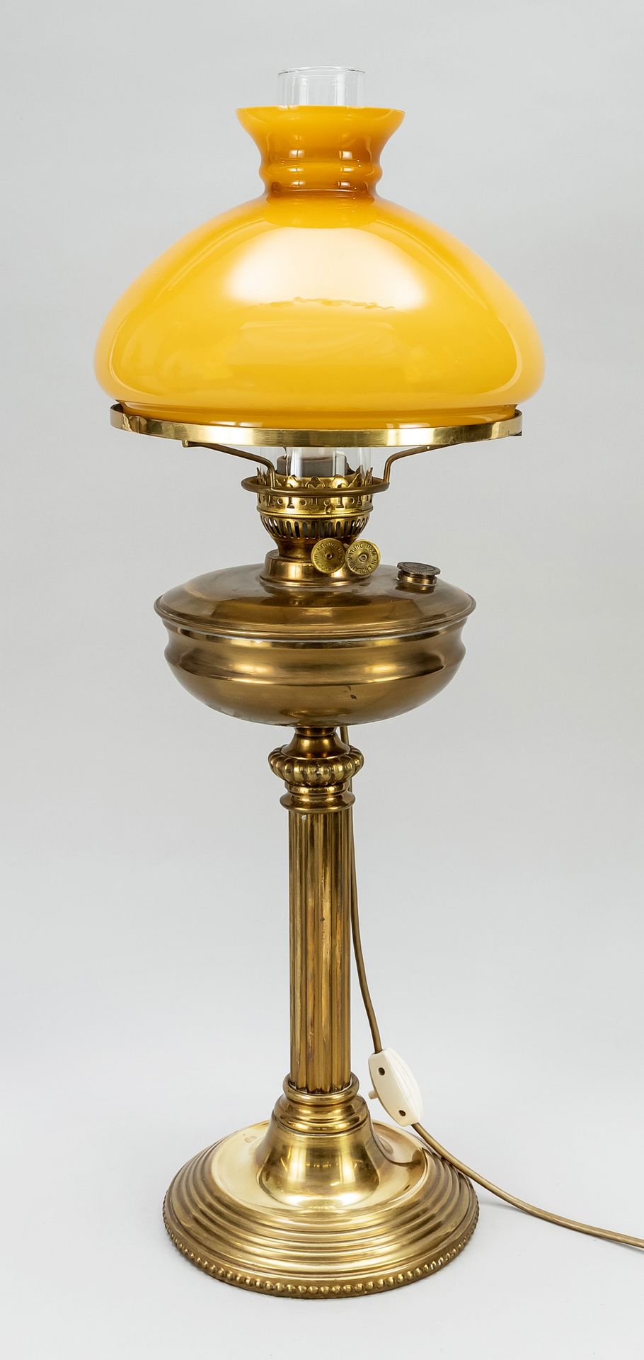 Null 石油灯，英国，19世纪末，后来被电气化。圆形，异形底座，有凹槽的柱状轴，上面有彩色玻璃的灯罩，高72厘米。