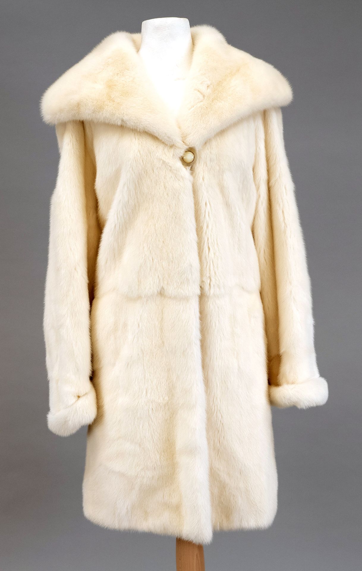 Null 白色女士貂皮大衣，在一个标签上标有Collezione Marconi和Saga Mink，略有磨损痕迹