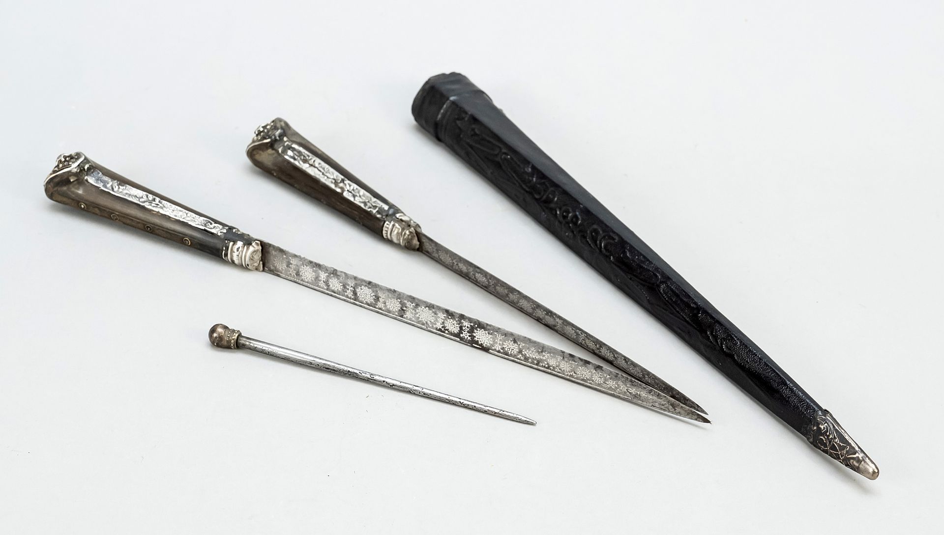 Null Hunting cutlery, Ottoman, 17th/18th c. Two single-edged knives (in Jatagan-&hellip;