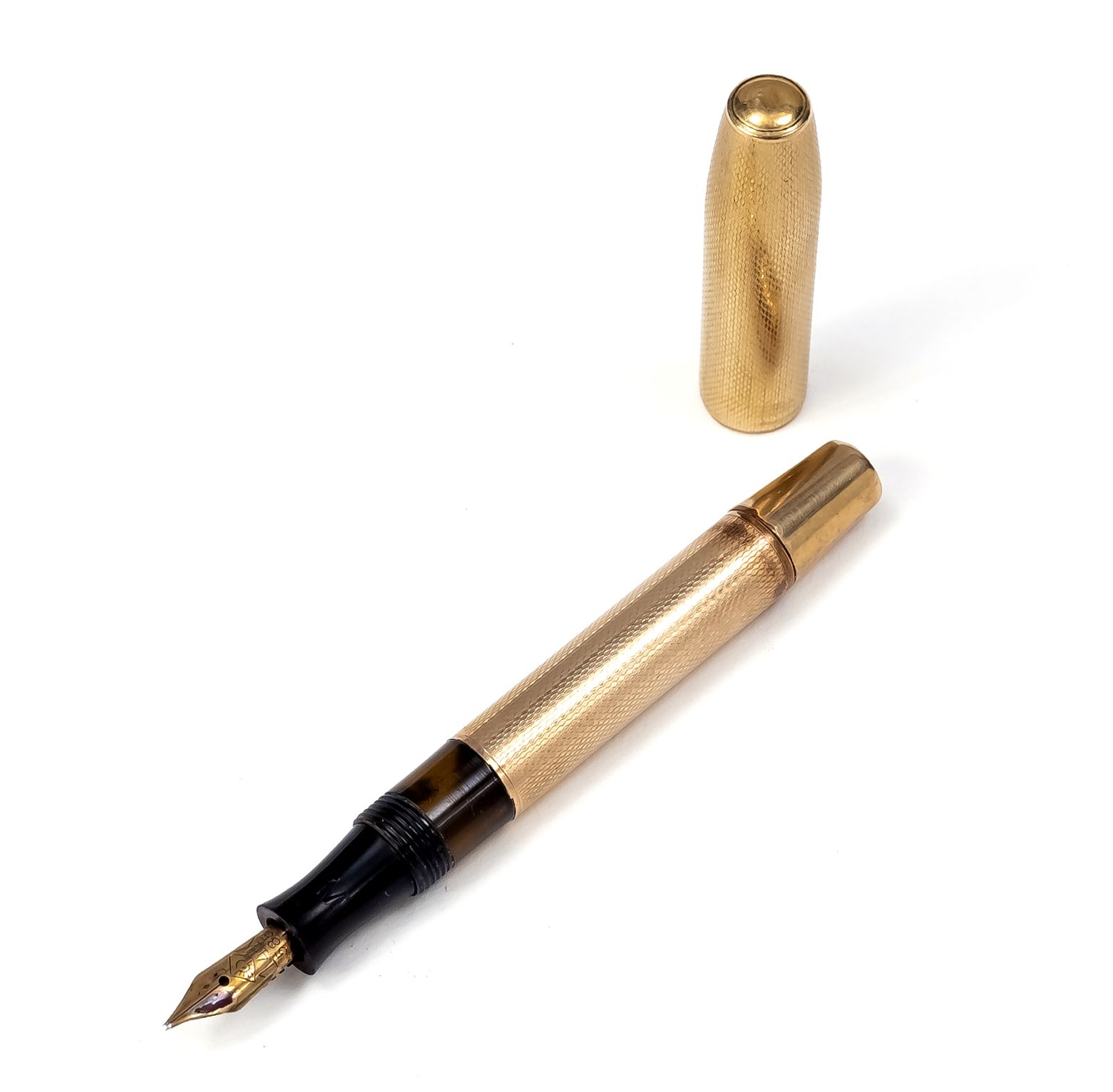 Null 小活塞钢笔，20世纪下半叶，14克拉(585)黄金笔尖，镀金表壳，刻有装饰，长9.6厘米