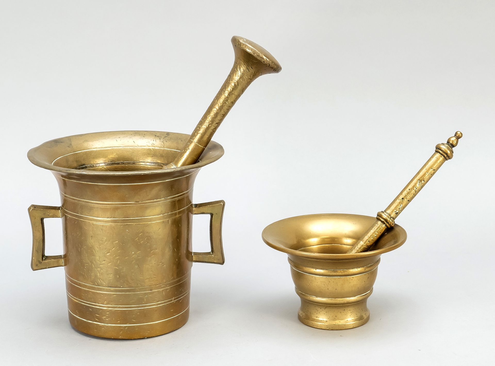 Null 2 mortars with pestle, 19th c., brass/bronze. 1 x with handles, h. 7 and 15&hellip;