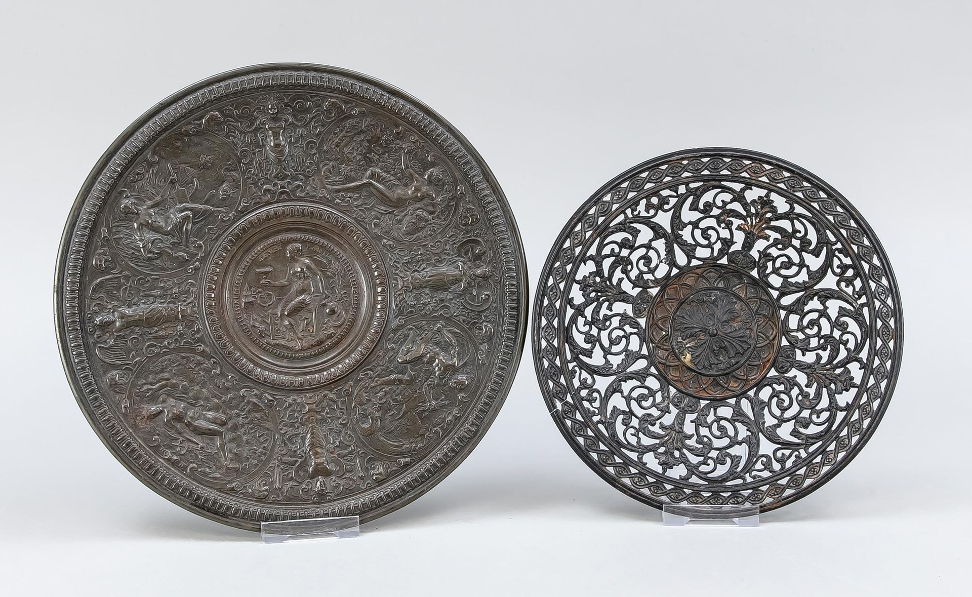 Null 2 placas de historicidad, siglo XIX, hierro. 1 x calado con zarcillos, band&hellip;
