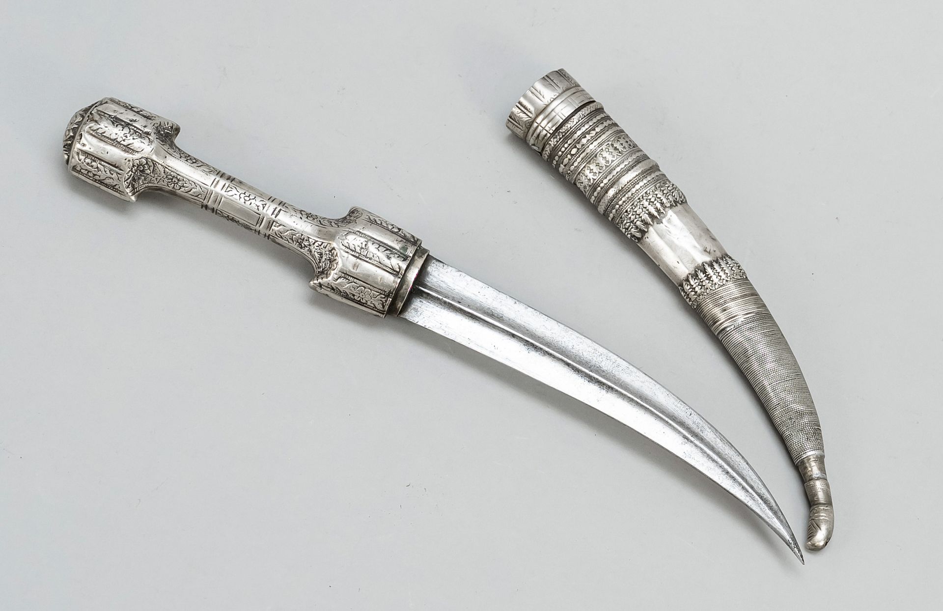 Null Silver curved blade, Ottoman, 19th century. Double-edged blade with a stron&hellip;