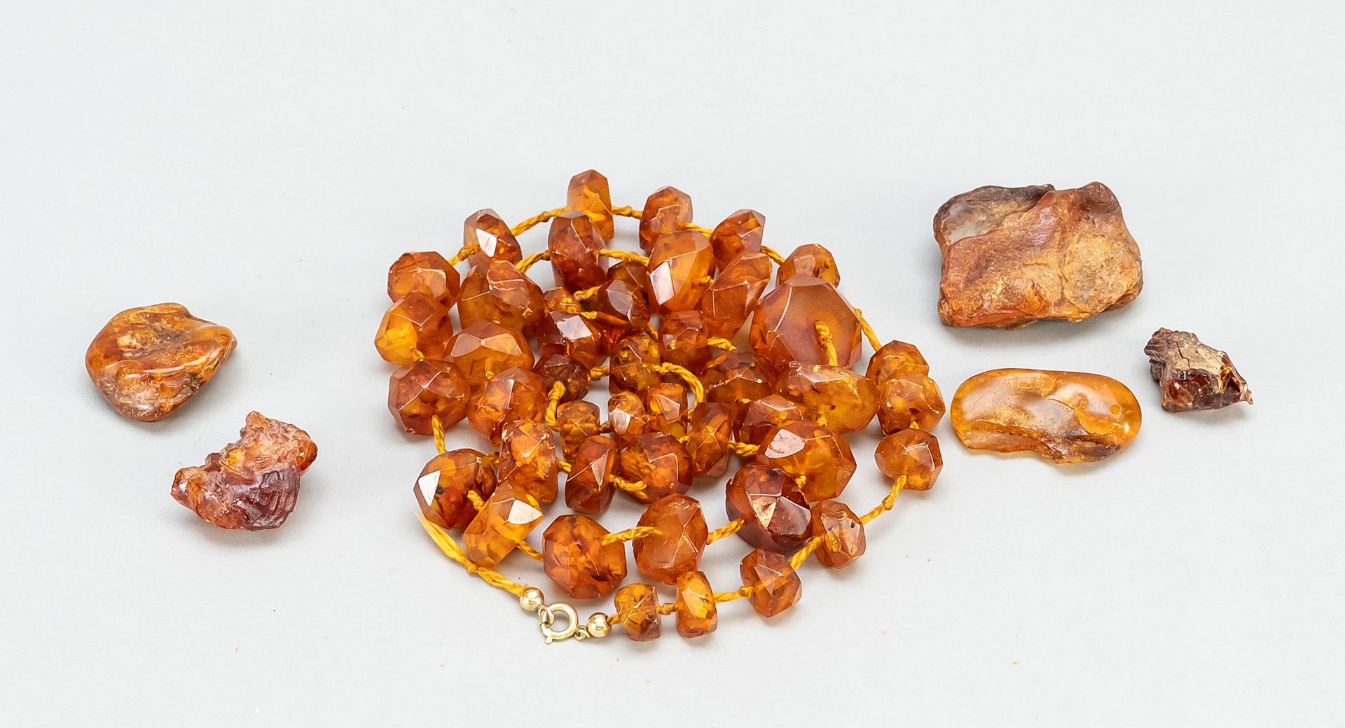 Null Mixed amber: consisting of a chain (L. 85 cm) and 5 raw amber chunks (up to&hellip;