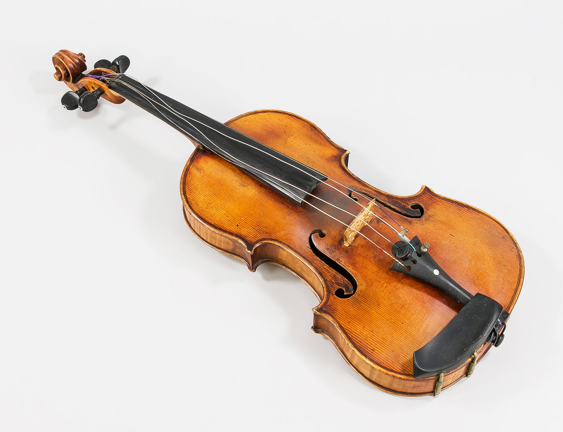 Null 小提琴装在盒子里，琴身的标签上写着 "Antonins Stradivarius Cremona, Faciebat Anno 1681"。车身有老化&hellip;