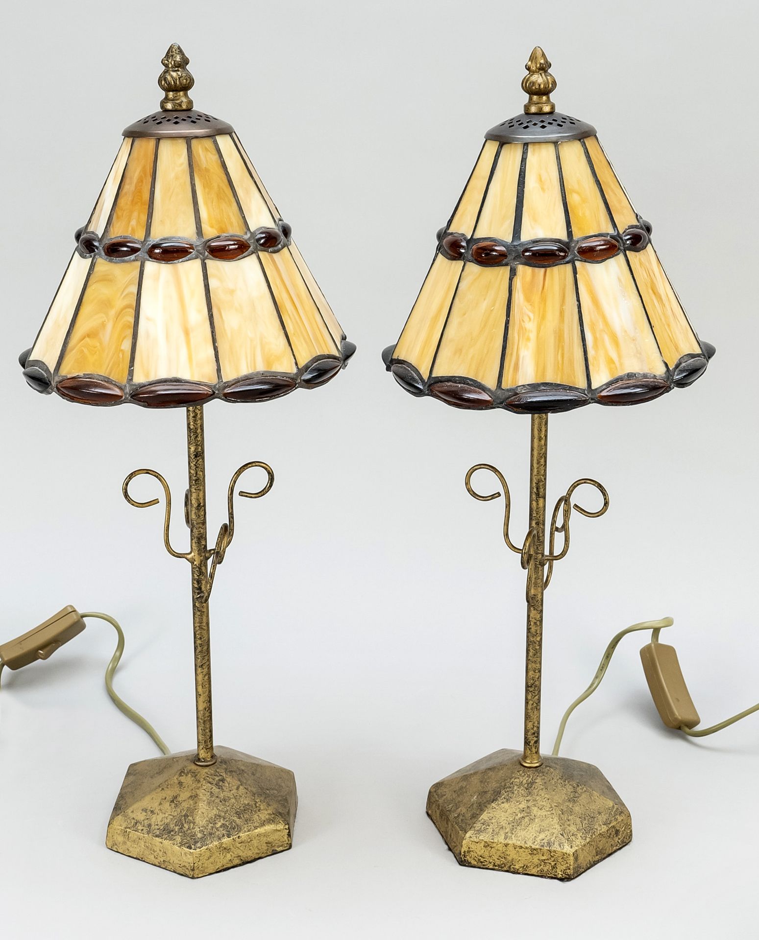 Null 一对蒂芙尼风格的灯具，20世纪，六边形脚，带风格化树叶的杆轴，刻面灯罩 琥珀，高46厘米