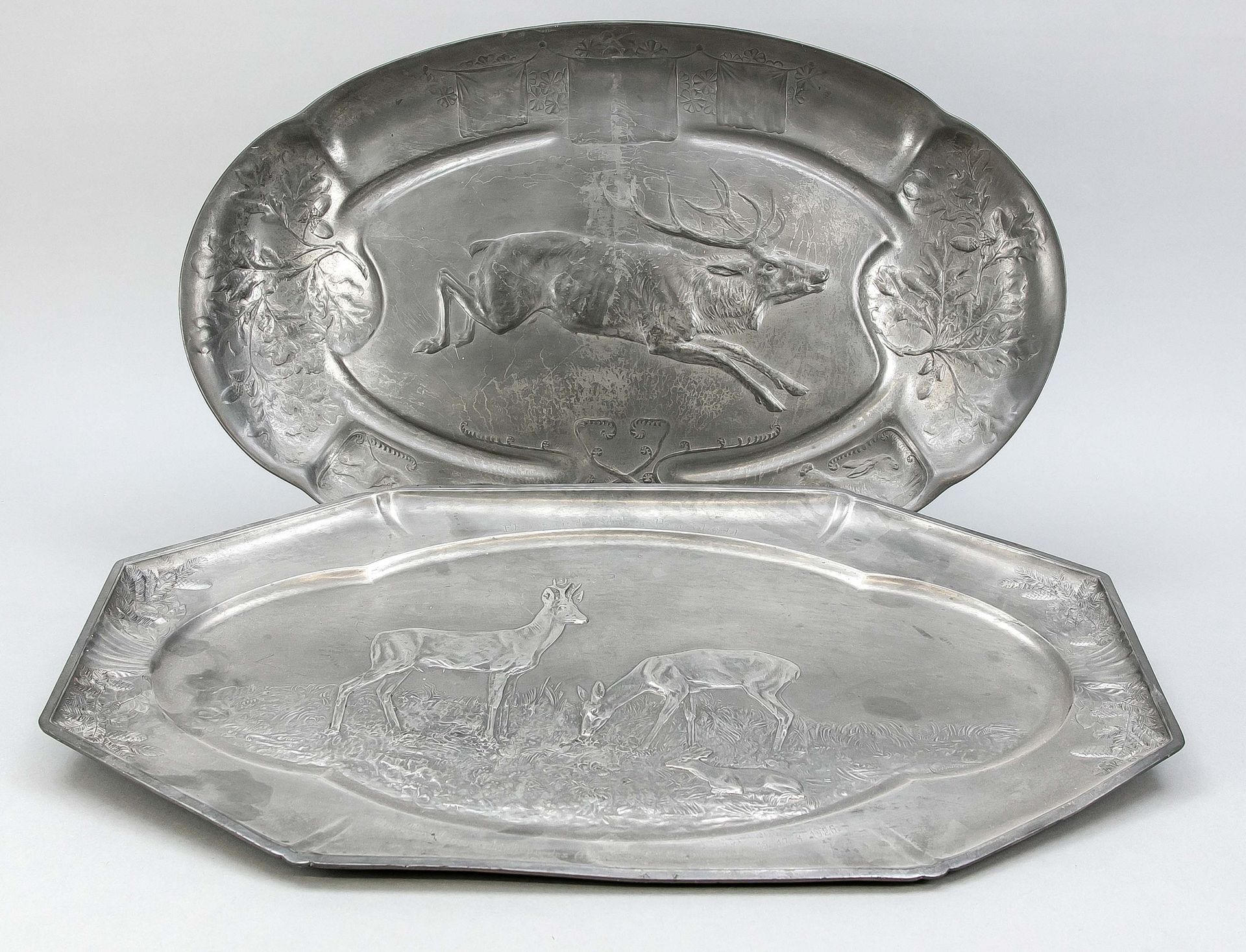 Null 两个新艺术时期的狩猎锡盘，大约在1910/20年，八角形的盘子，镜子里有鹿的浮雕，是萨尔茨韦德尔神射手协会的荣誉奖，还有椭圆形的鹿浮雕盘，凯瑟锡制的，&hellip;