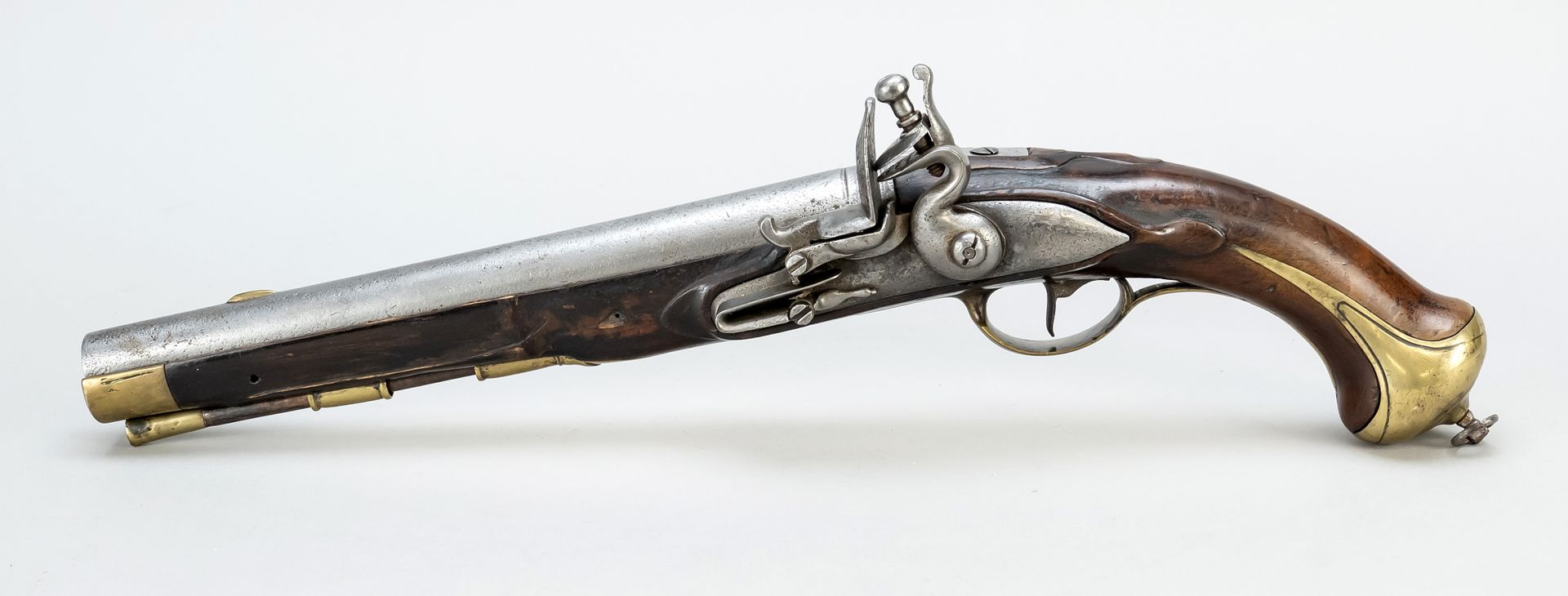 Null 燧发枪，18世纪，深色硬木枪托上有装饰性的黄铜应用，铁制枪管有后视镜和前视镜。公鸡和扳机，长47厘米。