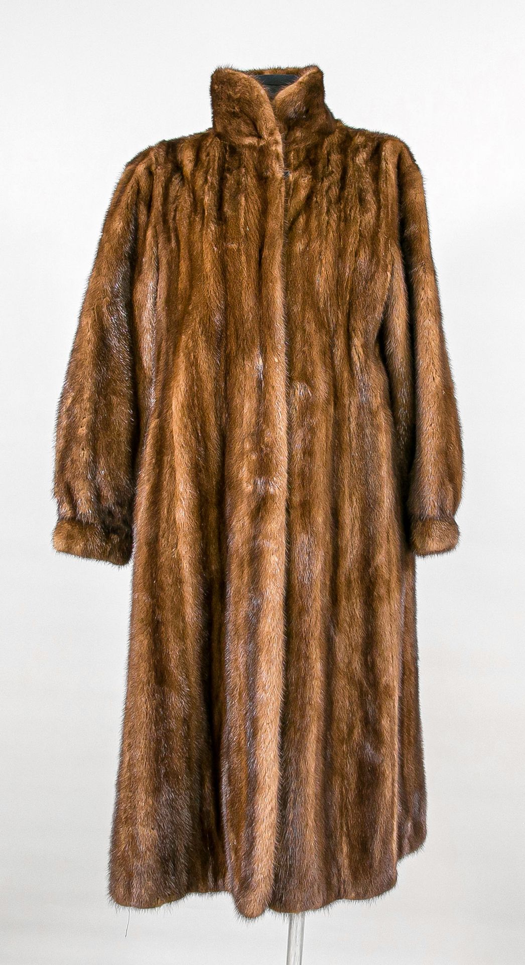Null Ladies mink coat, 2nd h. 20th c., no name or size indication, minimal trace&hellip;