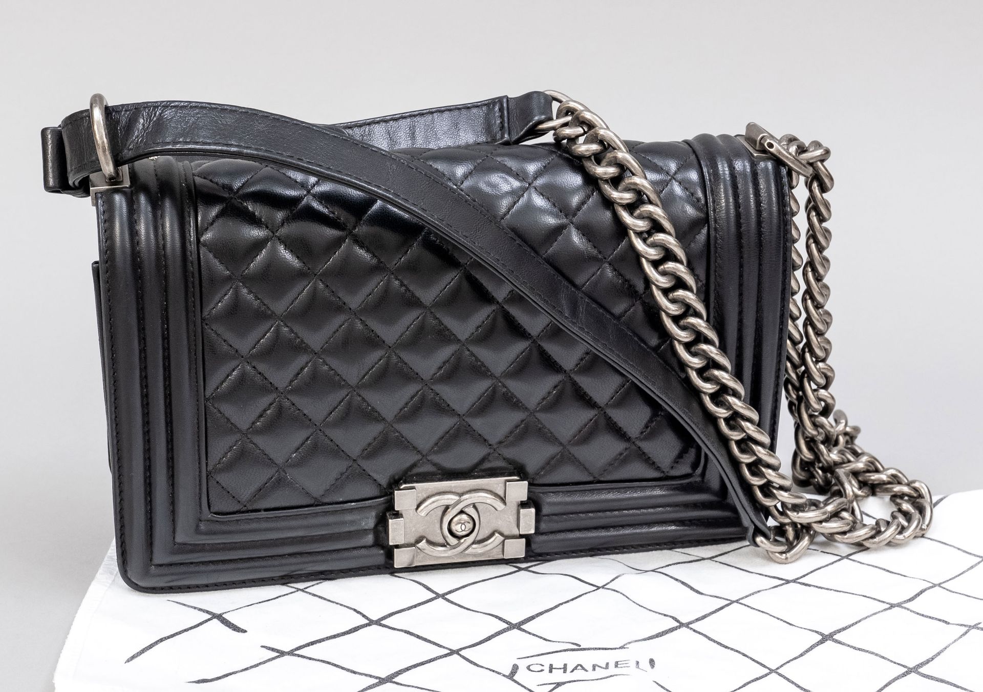 Null Chanel, bolso de niño, piel de becerro acolchada negra con el diseño de dia&hellip;