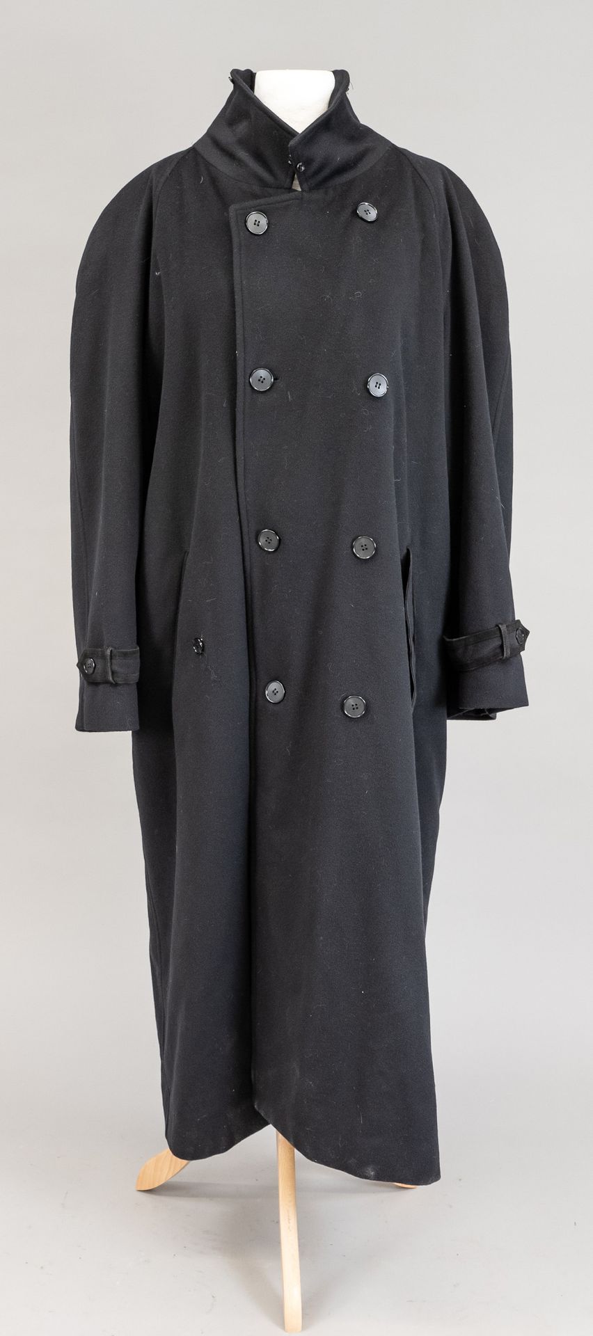Null Brioni的中性羊绒大衣，意大利，20世纪下半叶，Versace风格的丝绸衬里，52号，略有磨损痕迹。
